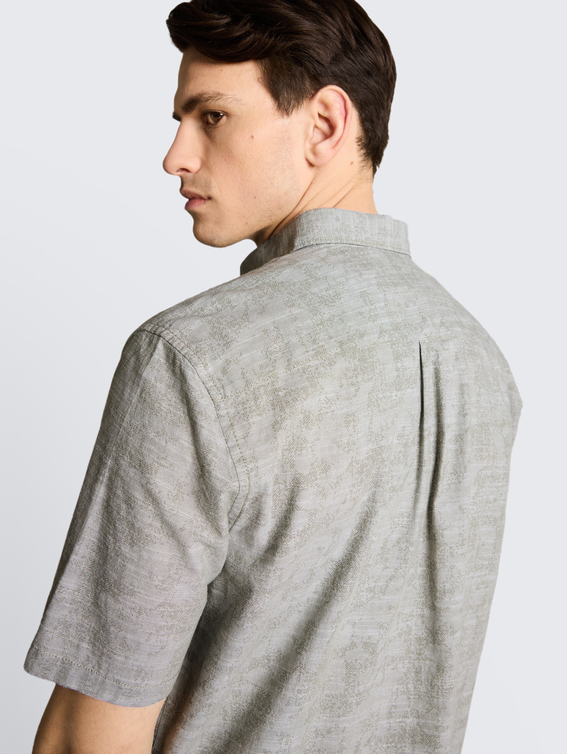 Comfort Fit Kurzarmhemd mit Muster - greyish olive tonal design - Detail-Model-Ansicht
