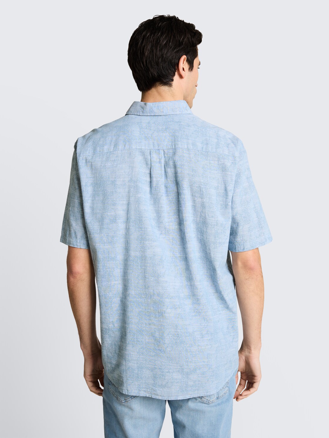 Comfort Fit Kurzarmhemd mit Muster - light blue tonal design - Auschnitt Model-Rückansicht