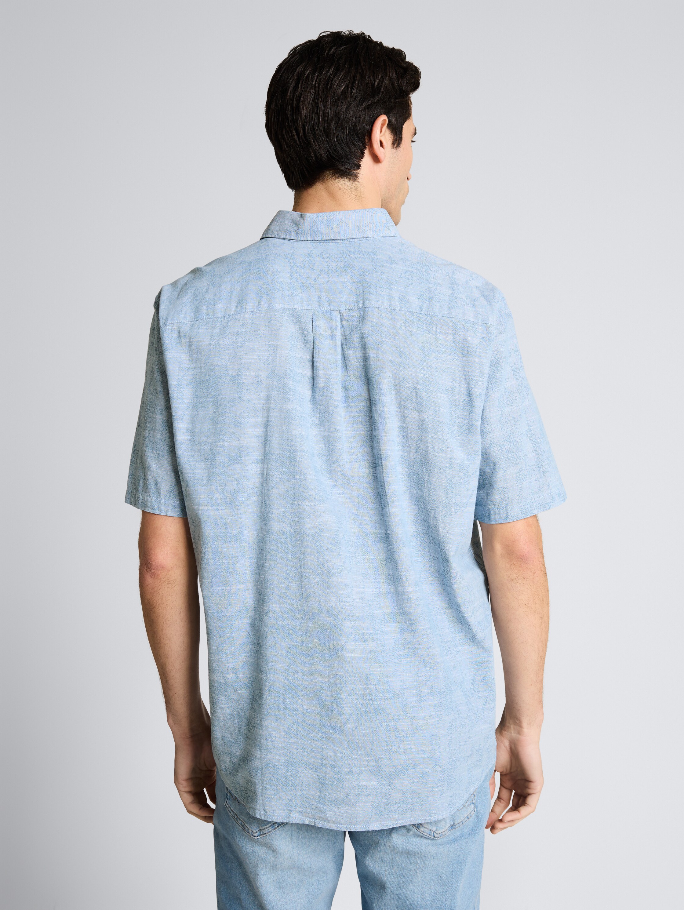 Comfort Fit shirt met korte mouwen en patroon - light blue tonal design - Neklijn model-achteraanzicht