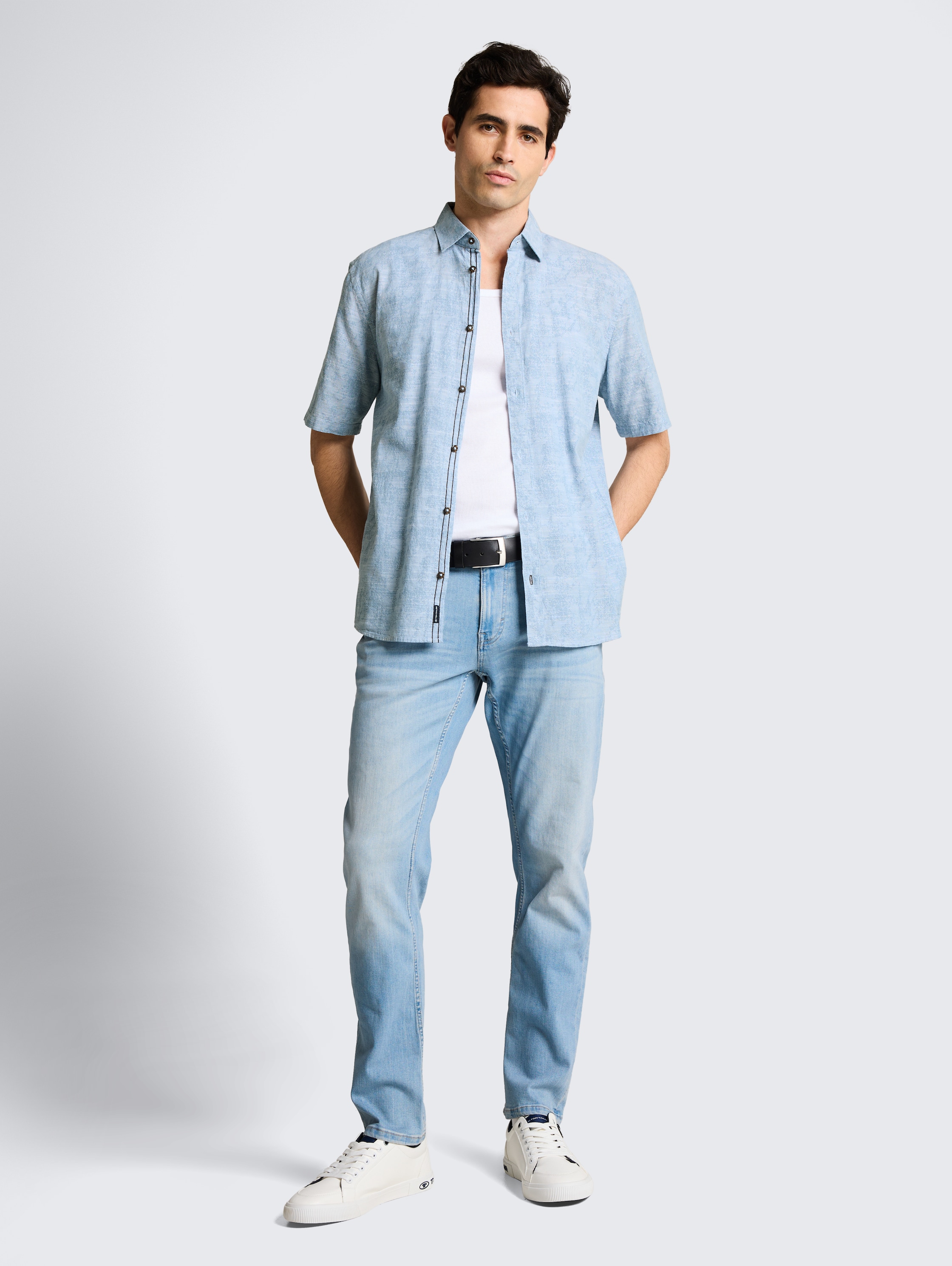 Comfort Fit shirt met korte mouwen en patroon - light blue tonal design - Model vooraanzicht
