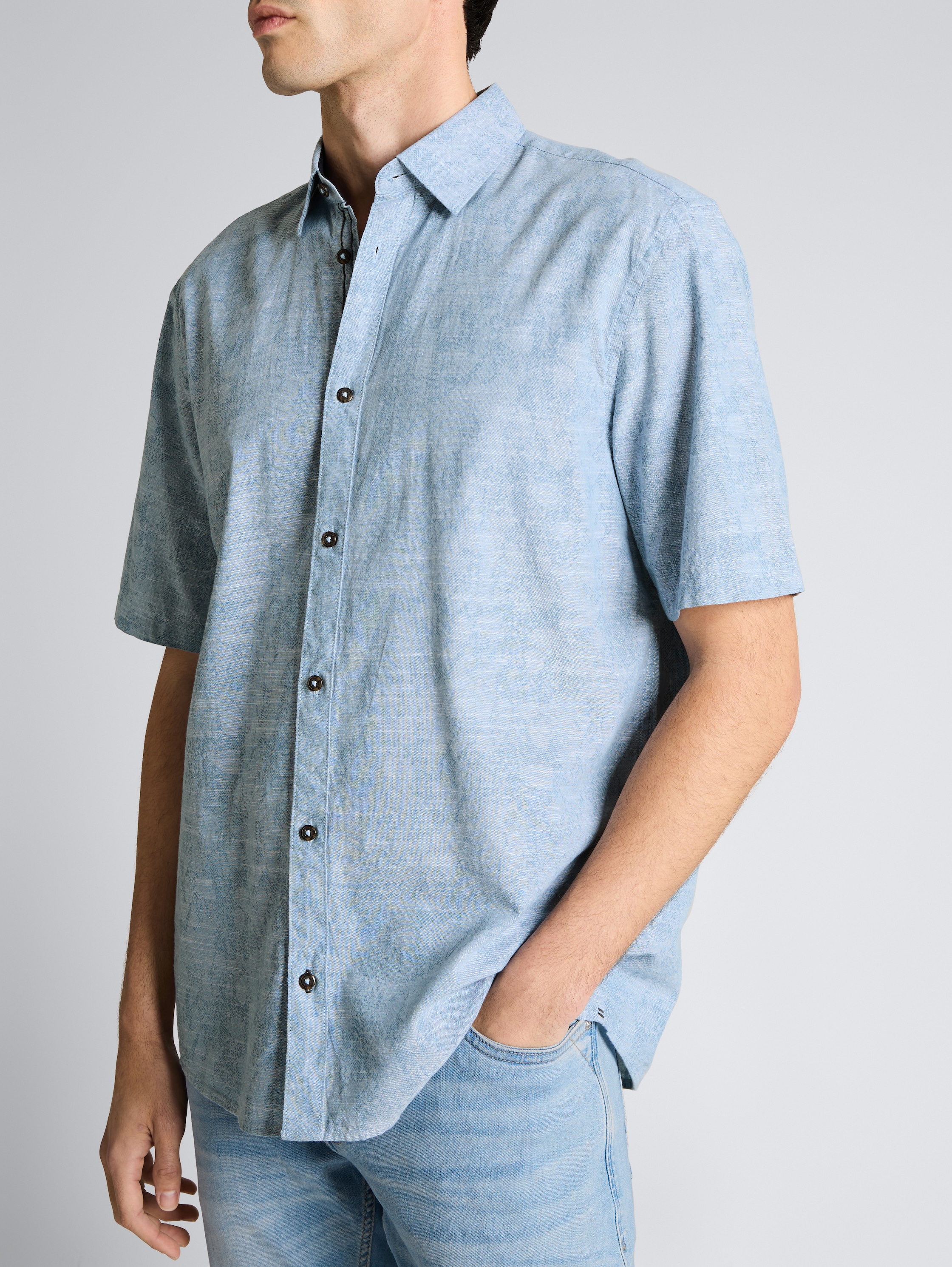 Comfort Fit shirt met korte mouwen en patroon - light blue tonal design - Detailaanzicht model