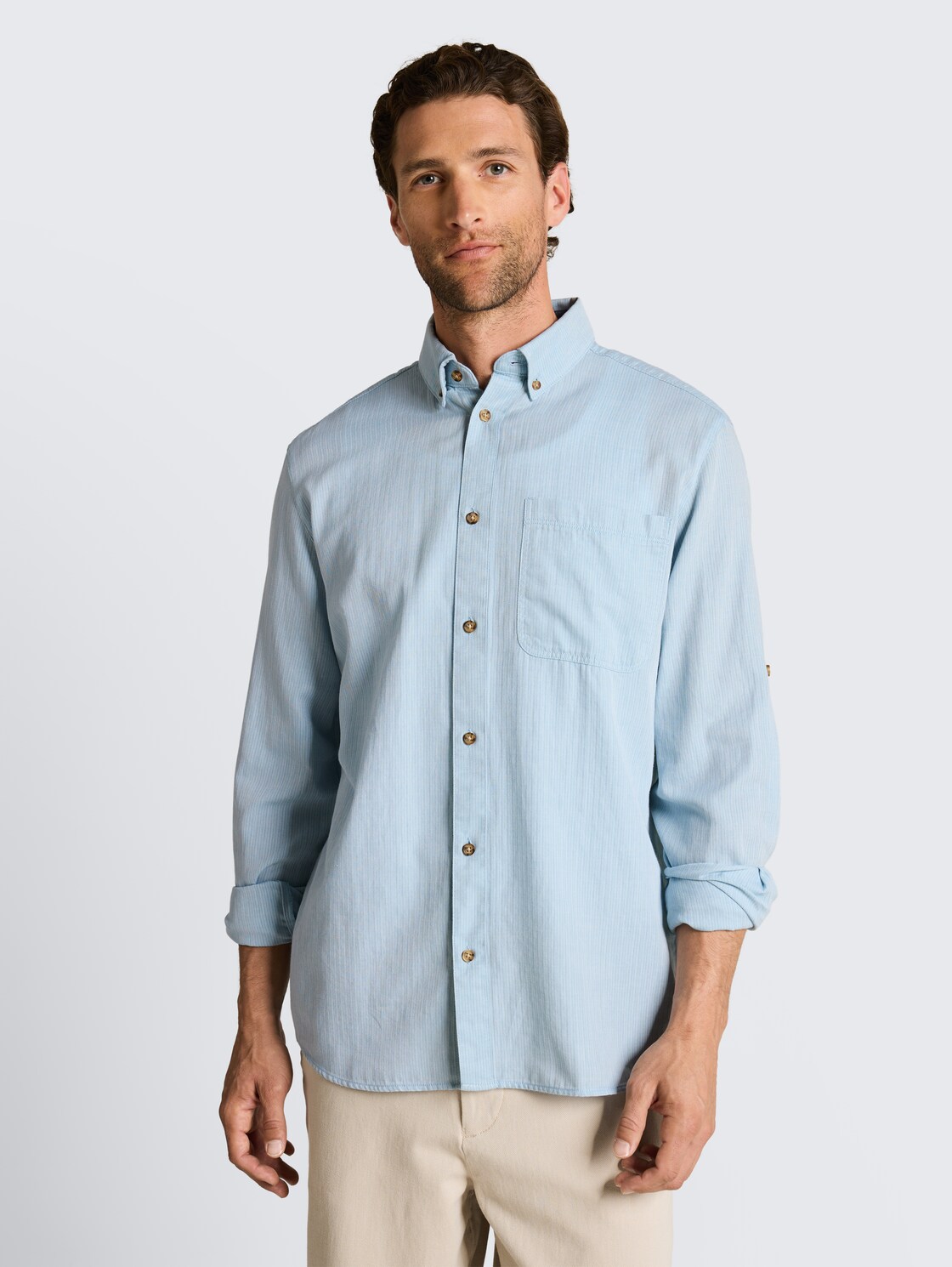 Regular Fit Hemd mit Turn-Up-Funktion - mountain blue herringbone - Ausschnitt Model-Vorderansicht