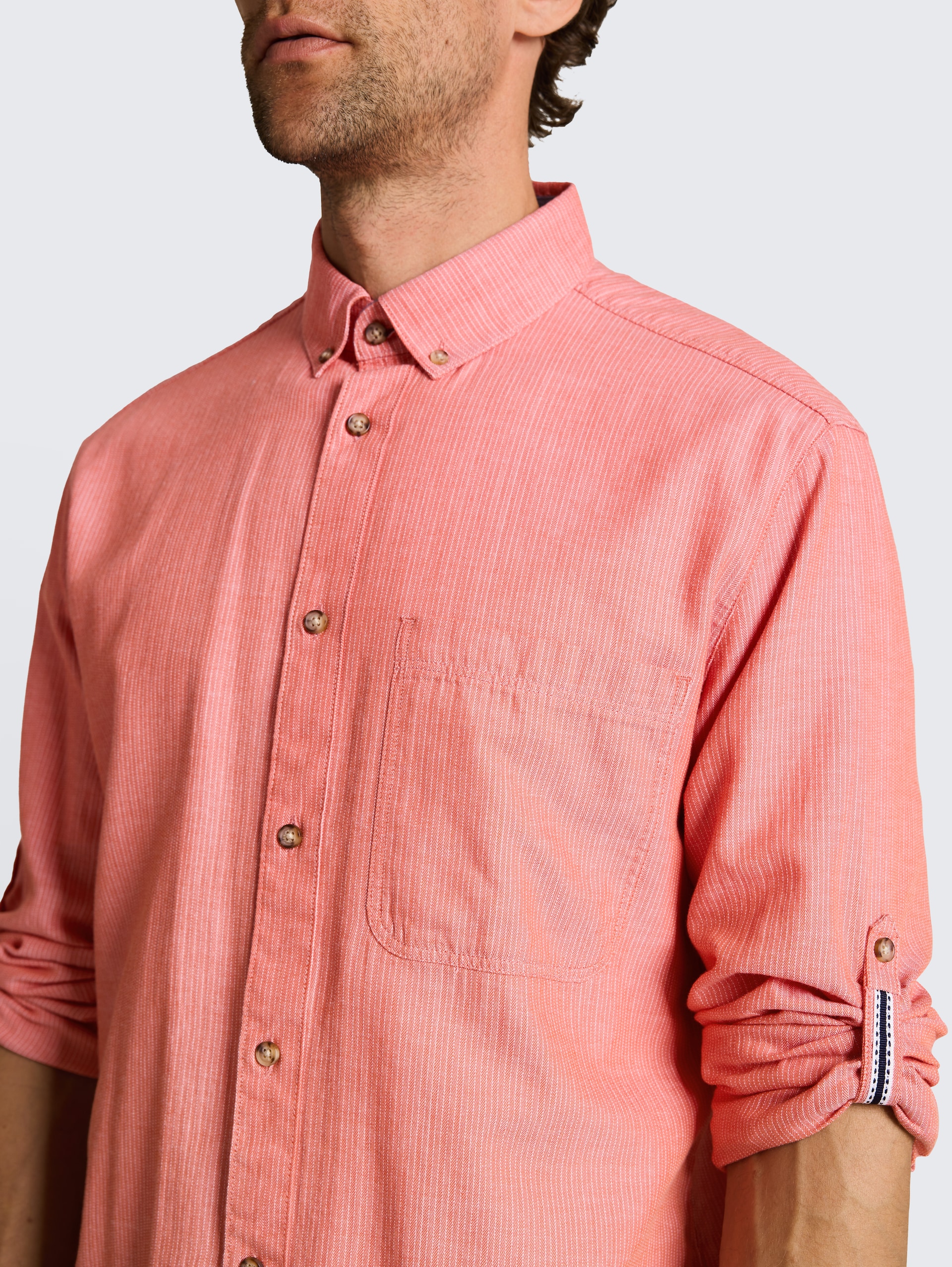 Overhemd met regular fit en omgeslagen mouwen - chili orange herringbone - Detailaanzicht model