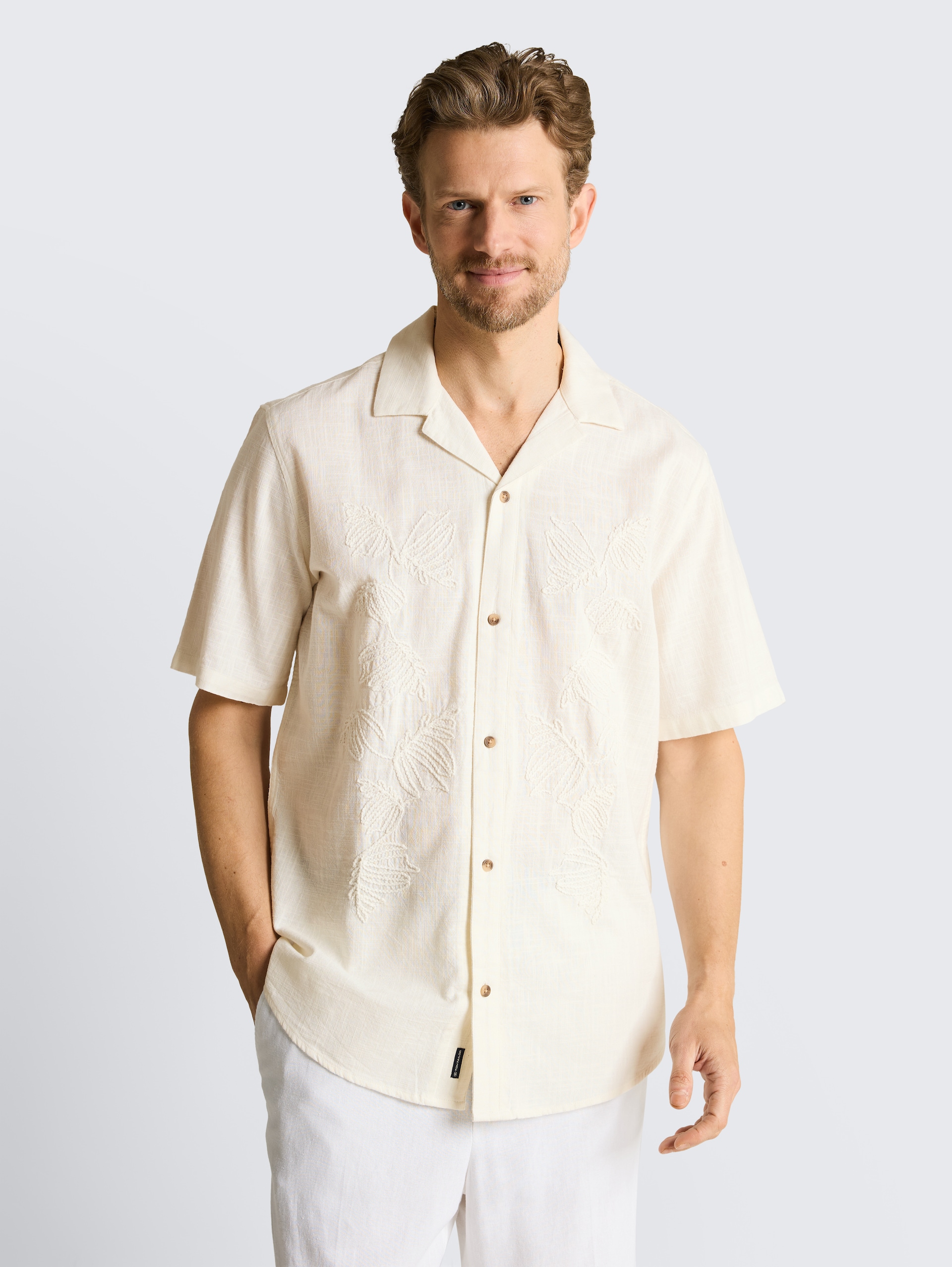 Regular fit overhemd met korte mouwen en borduursel - Gardenia White - Nek model vooraanzicht