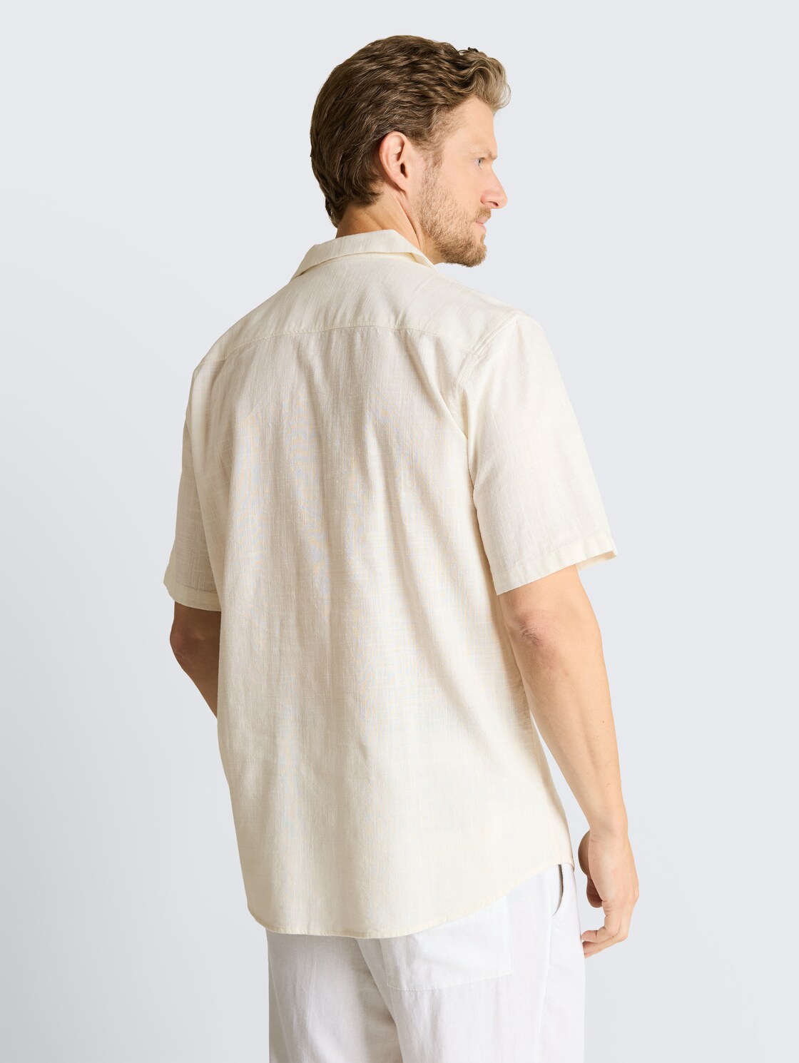 Regular Fit Kurzarmhemd mit Stickerei - Gardenia White - Auschnitt Model-Rückansicht