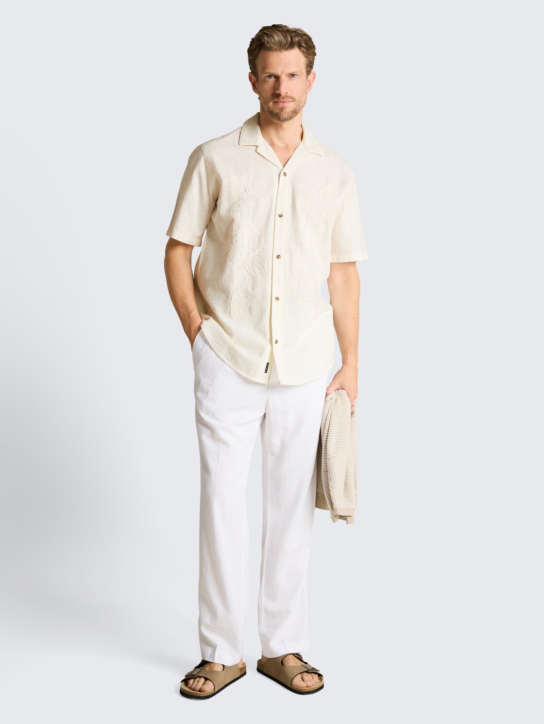 Regular Fit Kurzarmhemd mit Stickerei - Gardenia White - Model-Vorderansicht