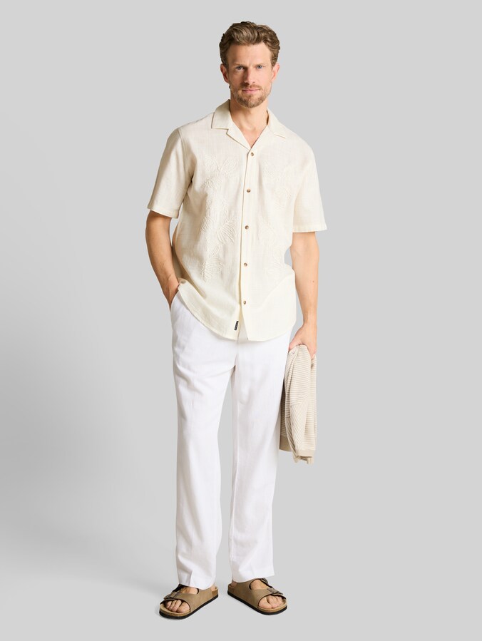 Chemise à manches courtes et coupe régulière avec broderie par Men, Gardenia White
