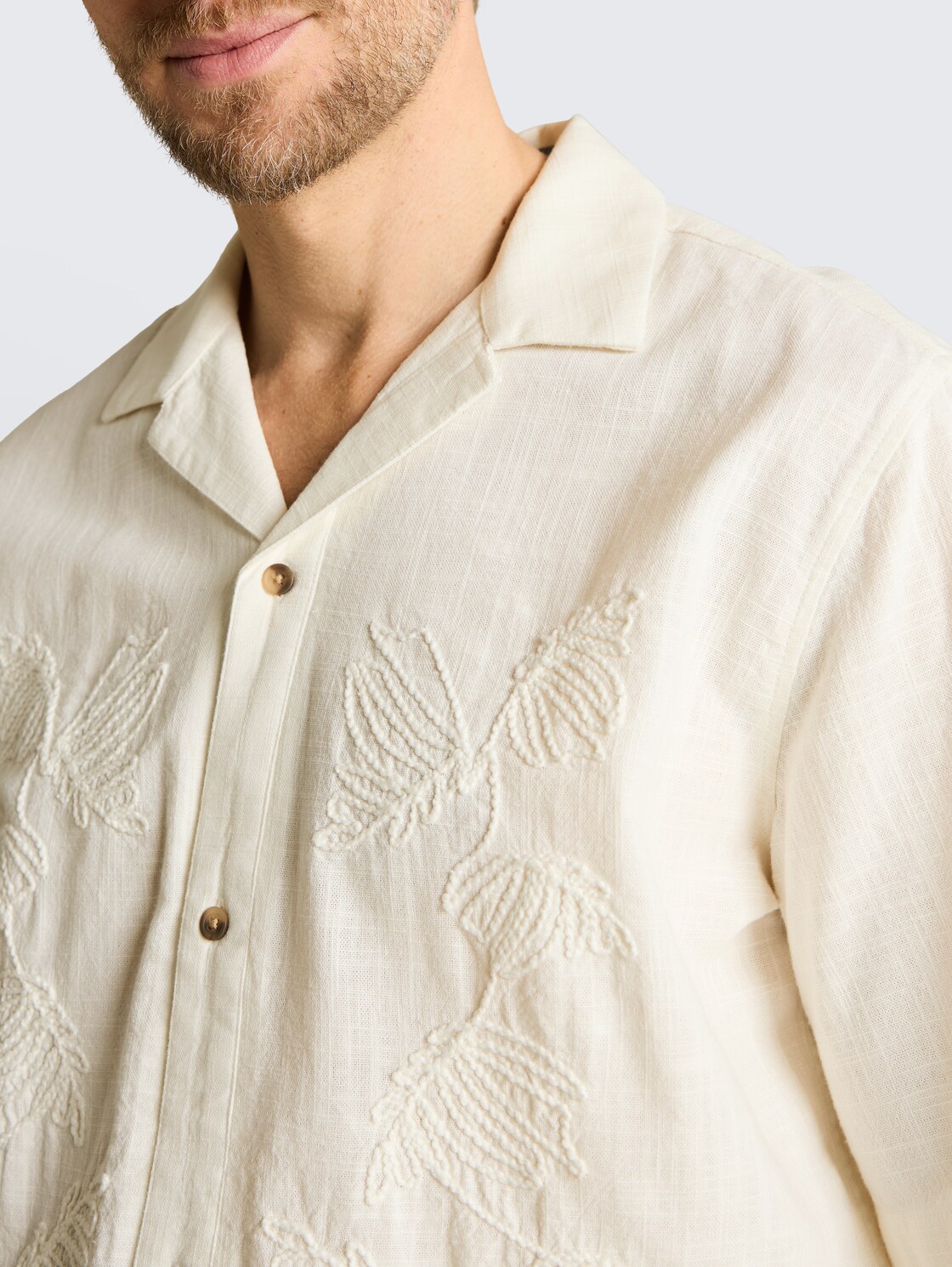 Regular Fit Kurzarmhemd mit Stickerei - Gardenia White - Detail-Model-Ansicht