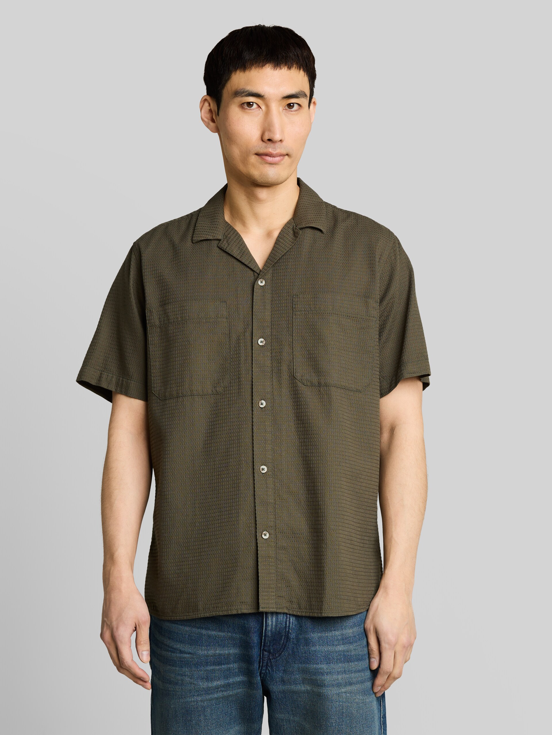 Regular fit resort shirt with waffle texture - deep leaf green - Neckline model front view