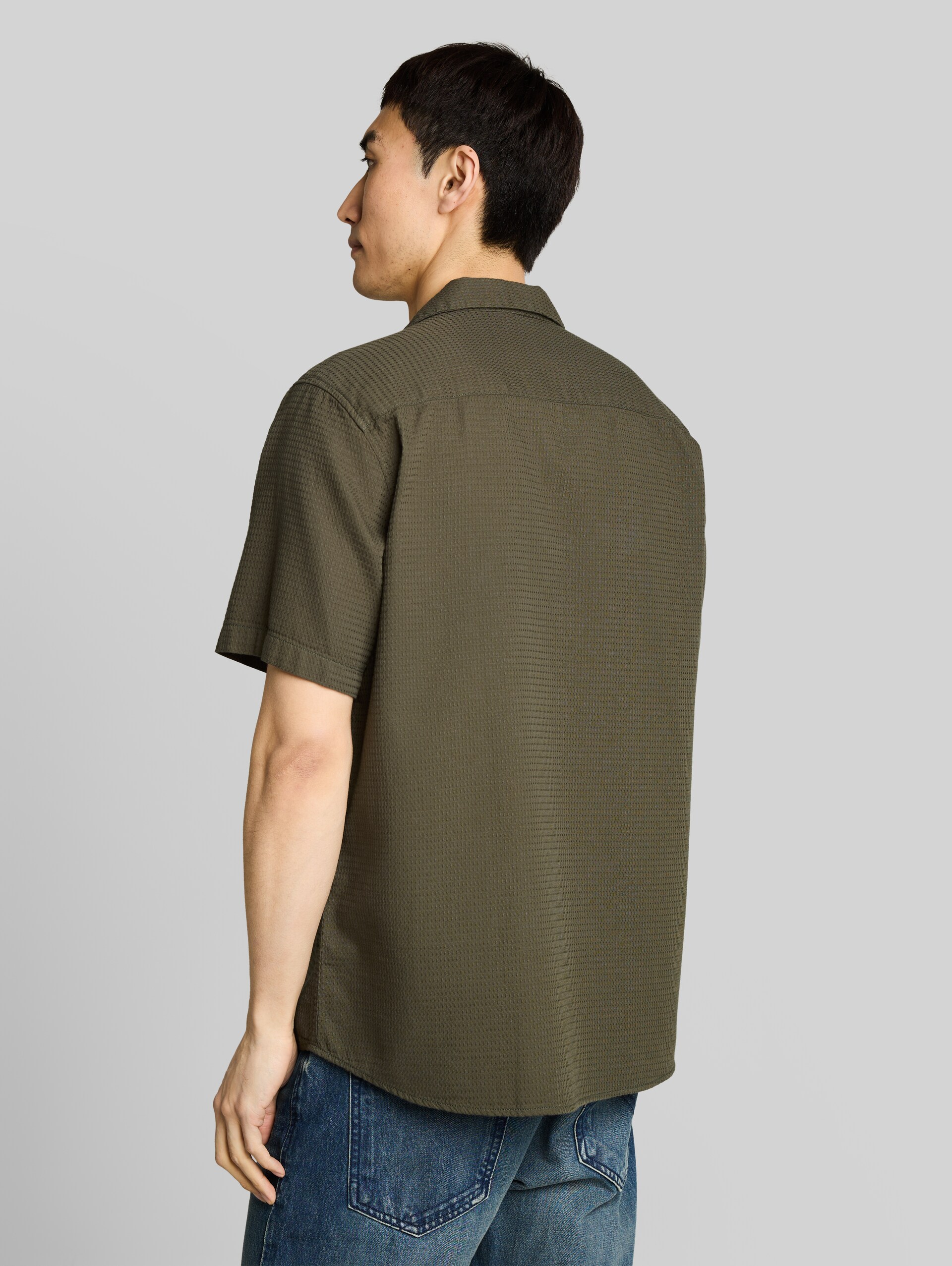 Regular fit resort shirt with waffle texture - deep leaf green - Neckline model-back view
