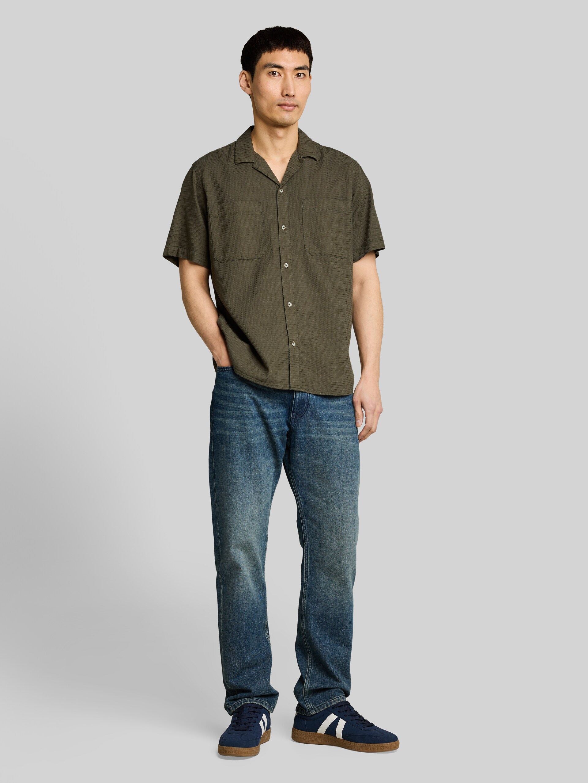 Regular fit resort shirt with waffle texture - deep leaf green - Model front view