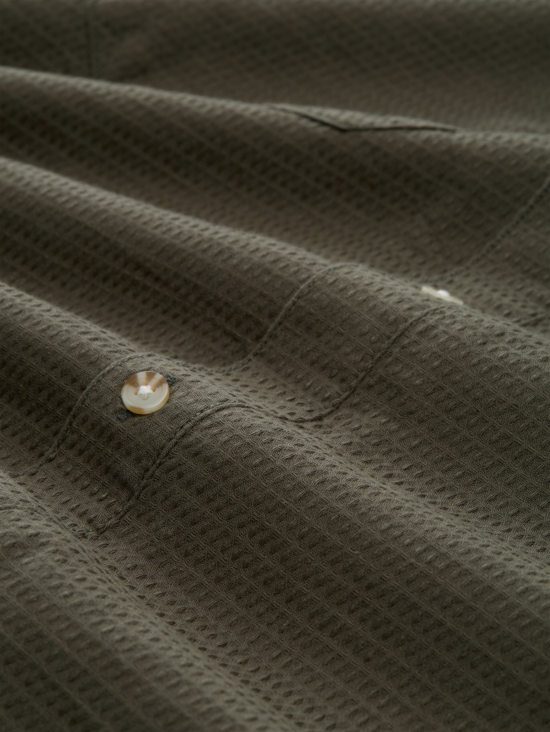 Regular fit resort shirt with waffle texture - deep leaf green - Material view