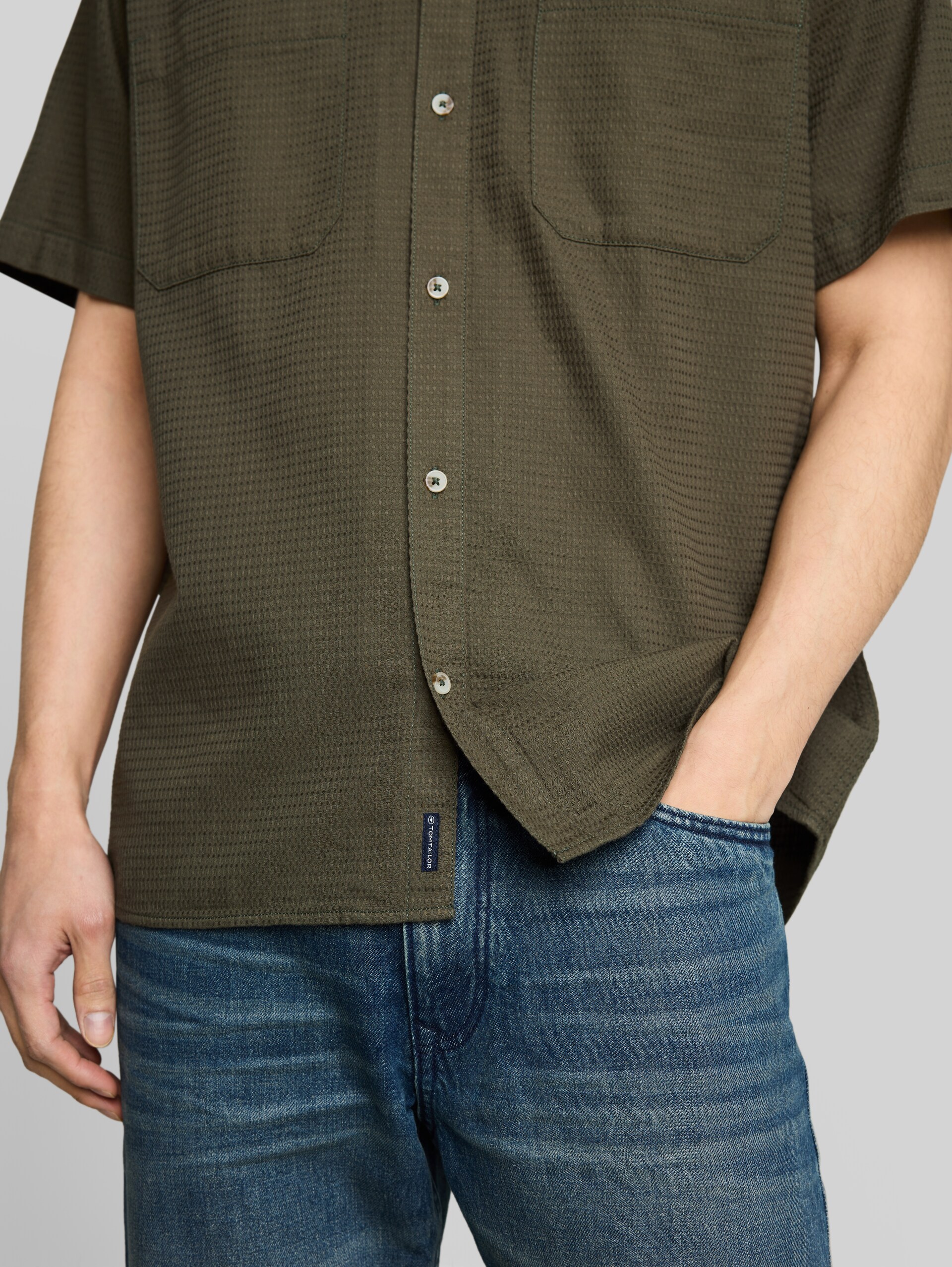 Regular fit resort shirt with waffle texture - deep leaf green - Detail model view