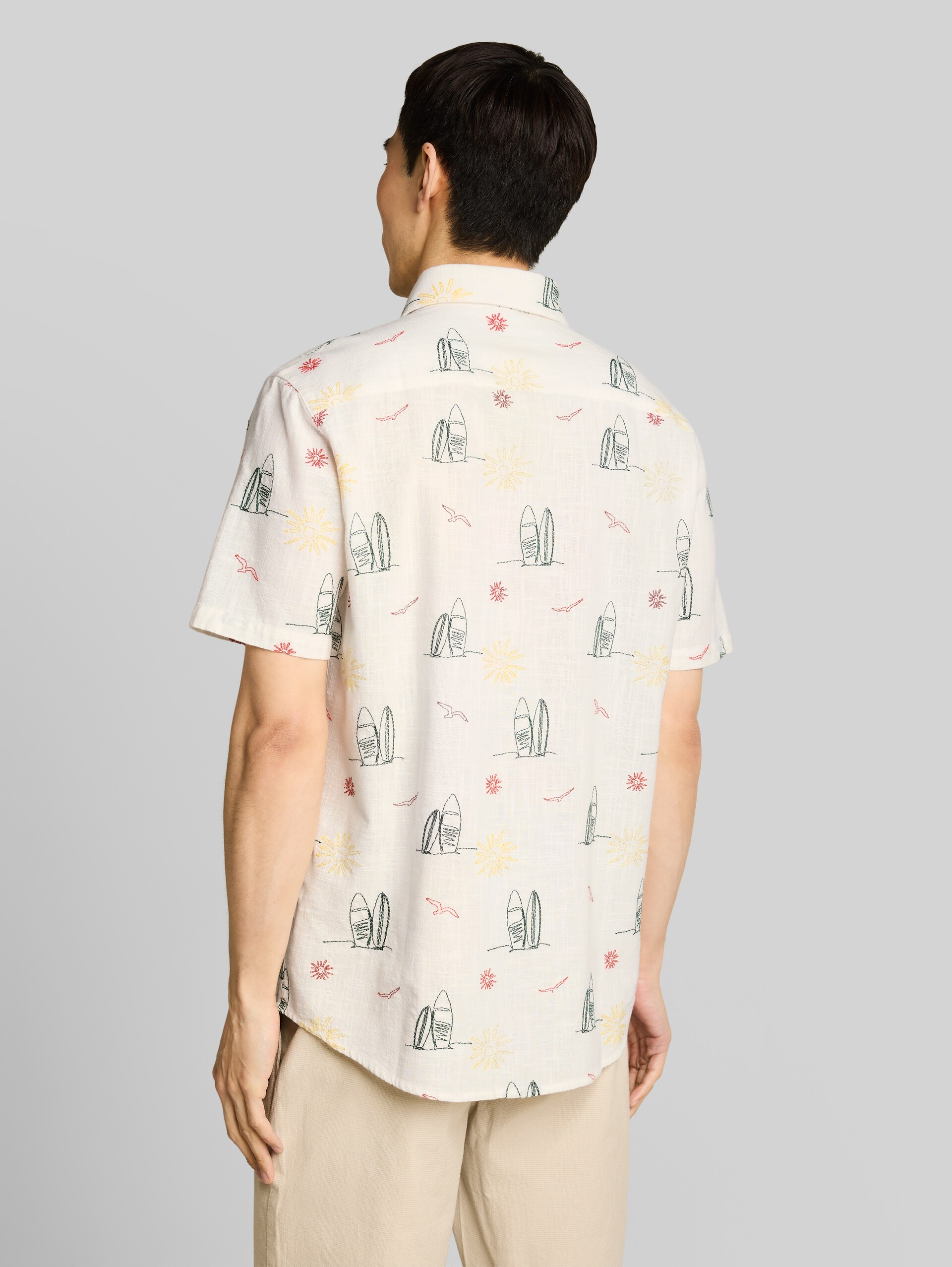 Regular Fit Kurzarmhemd mit Stickereien - summer surf design - Auschnitt Model-Rückansicht