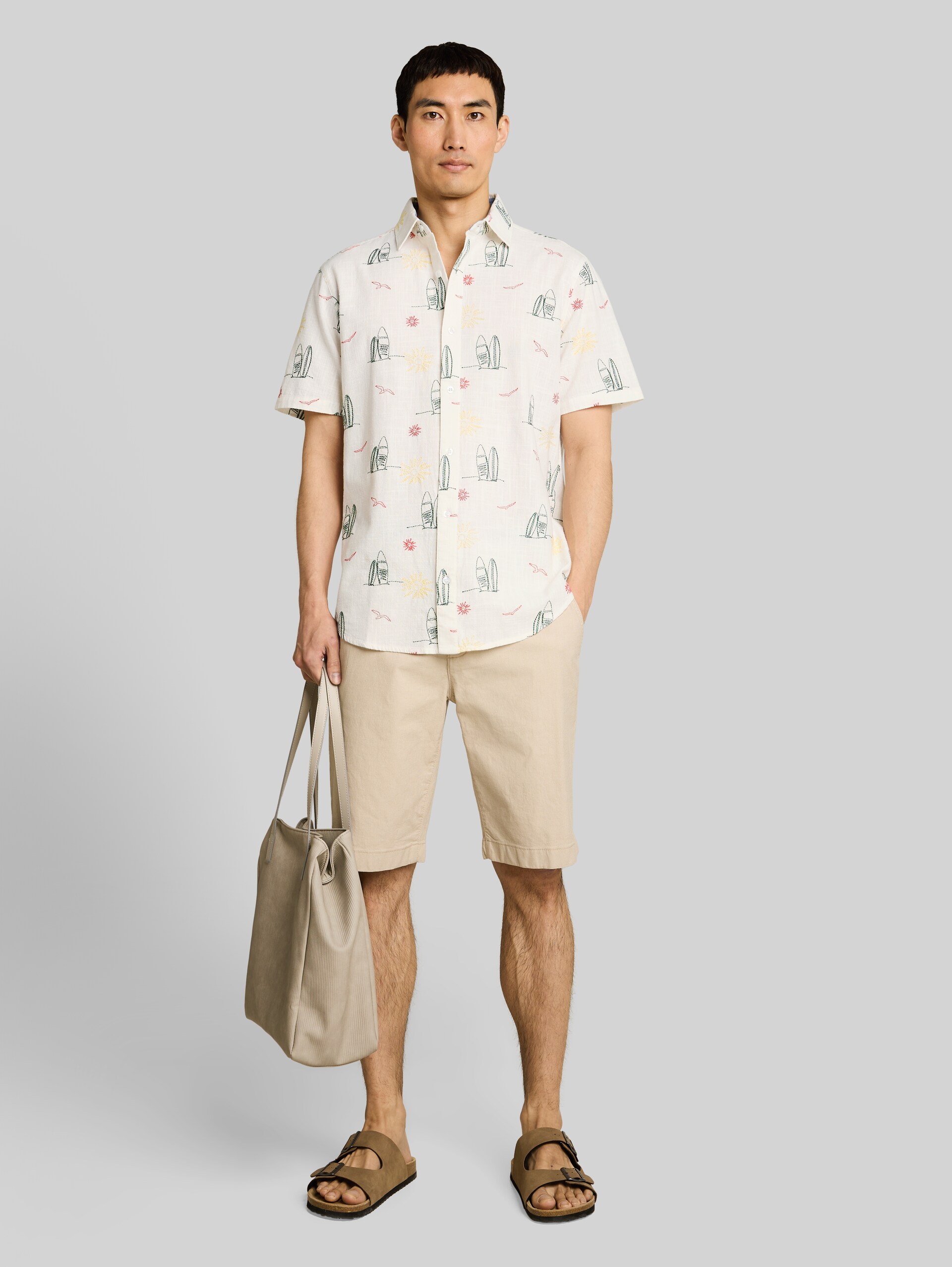 Regular Fit Kurzarmhemd mit Stickereien - summer surf design - Model-Vorderansicht