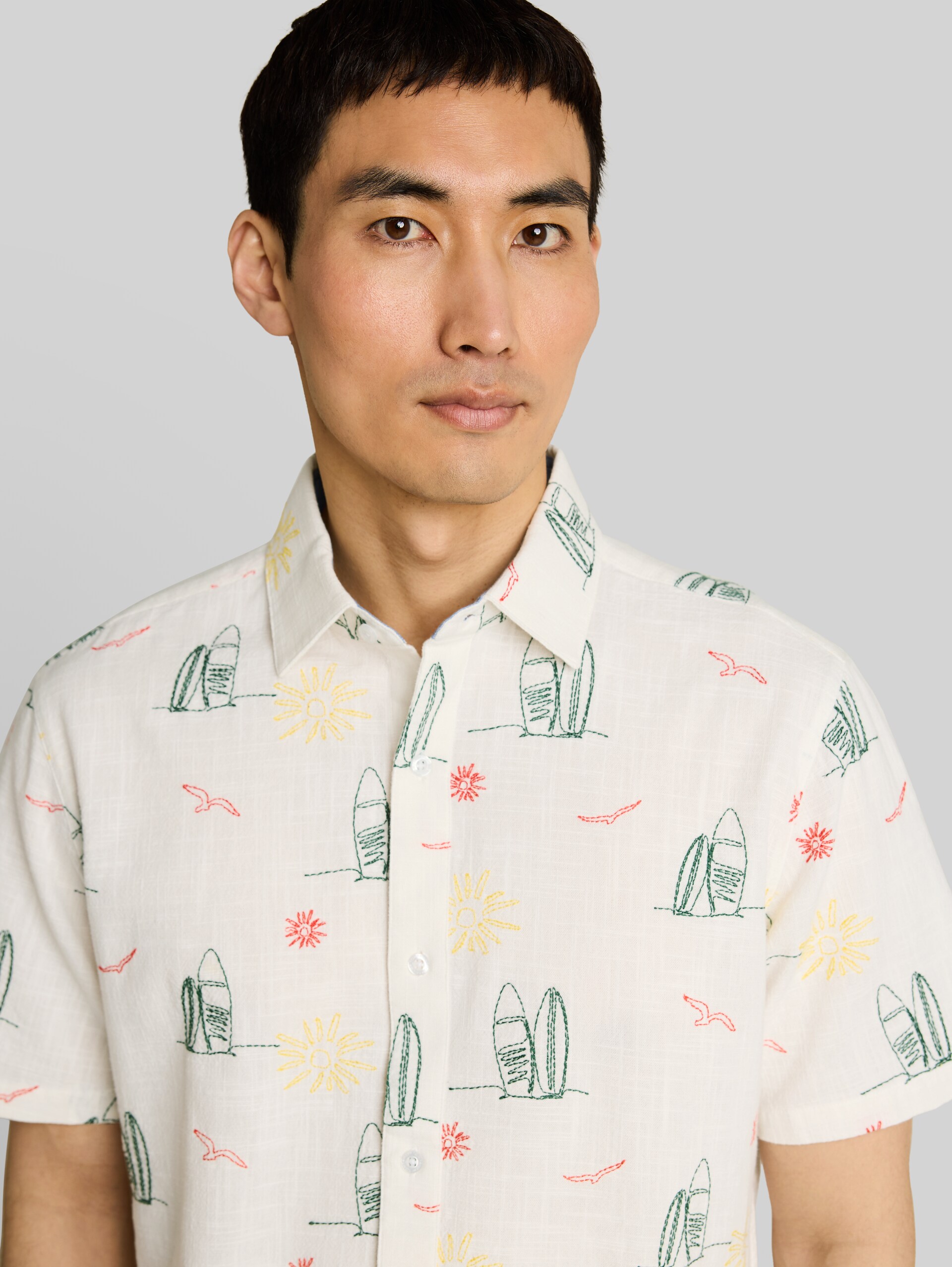 Regular Fit Kurzarmhemd mit Stickereien - summer surf design - Detail-Model-Ansicht