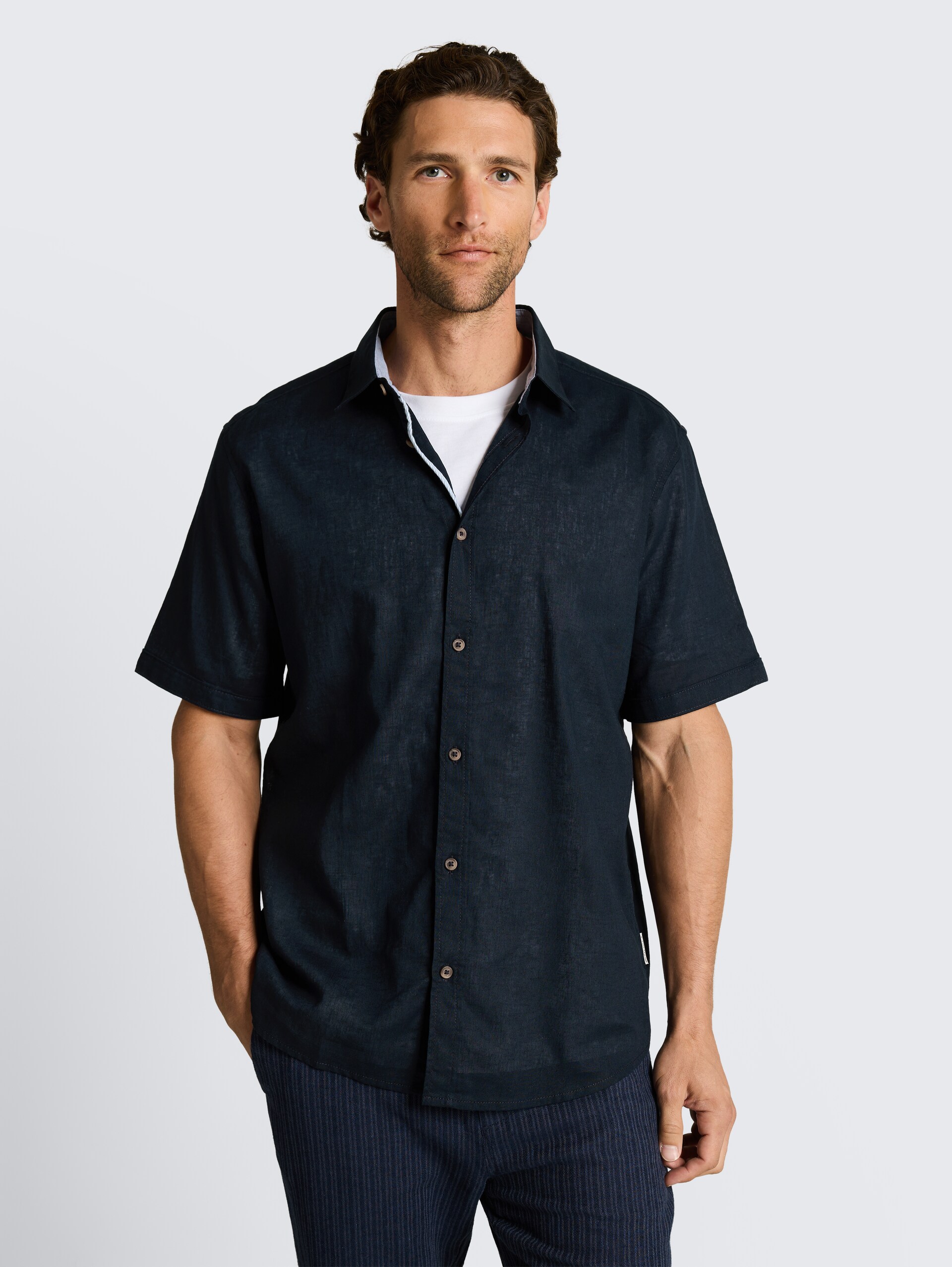 Chemise à manches courtes coupe regular avec un mélange de lin - sky captain blue - Découpe Vue de face du modèle