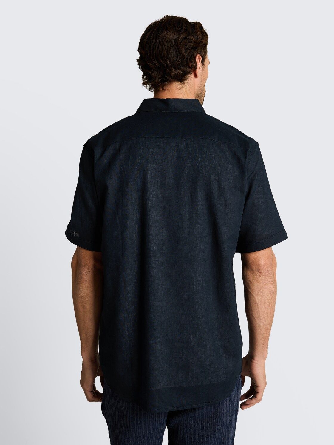 Regular Fit Kurzarmhemd mit Leinenanteil - sky captain blue - Auschnitt Model-Rückansicht