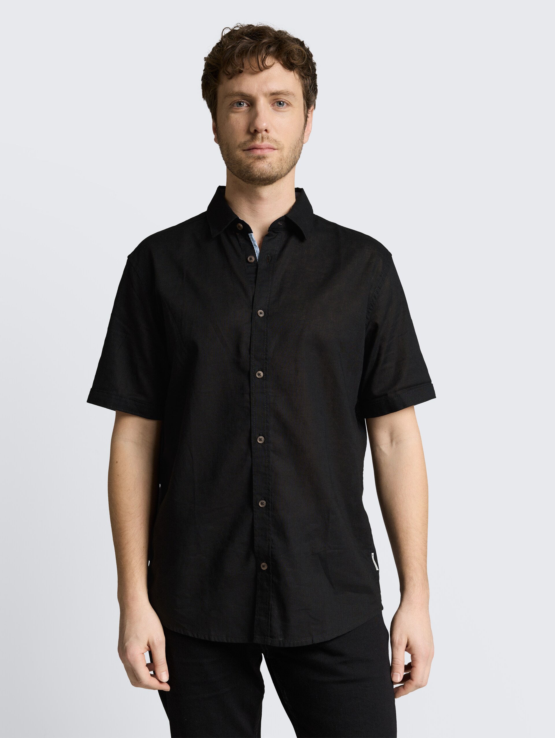 Chemise à manches courtes coupe regular avec un mélange de lin - Black - Découpe Vue de face du modèle