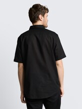 Regular Fit Kurzarmhemd mit Leinenanteil - Black - Auschnitt Model-Rückansicht