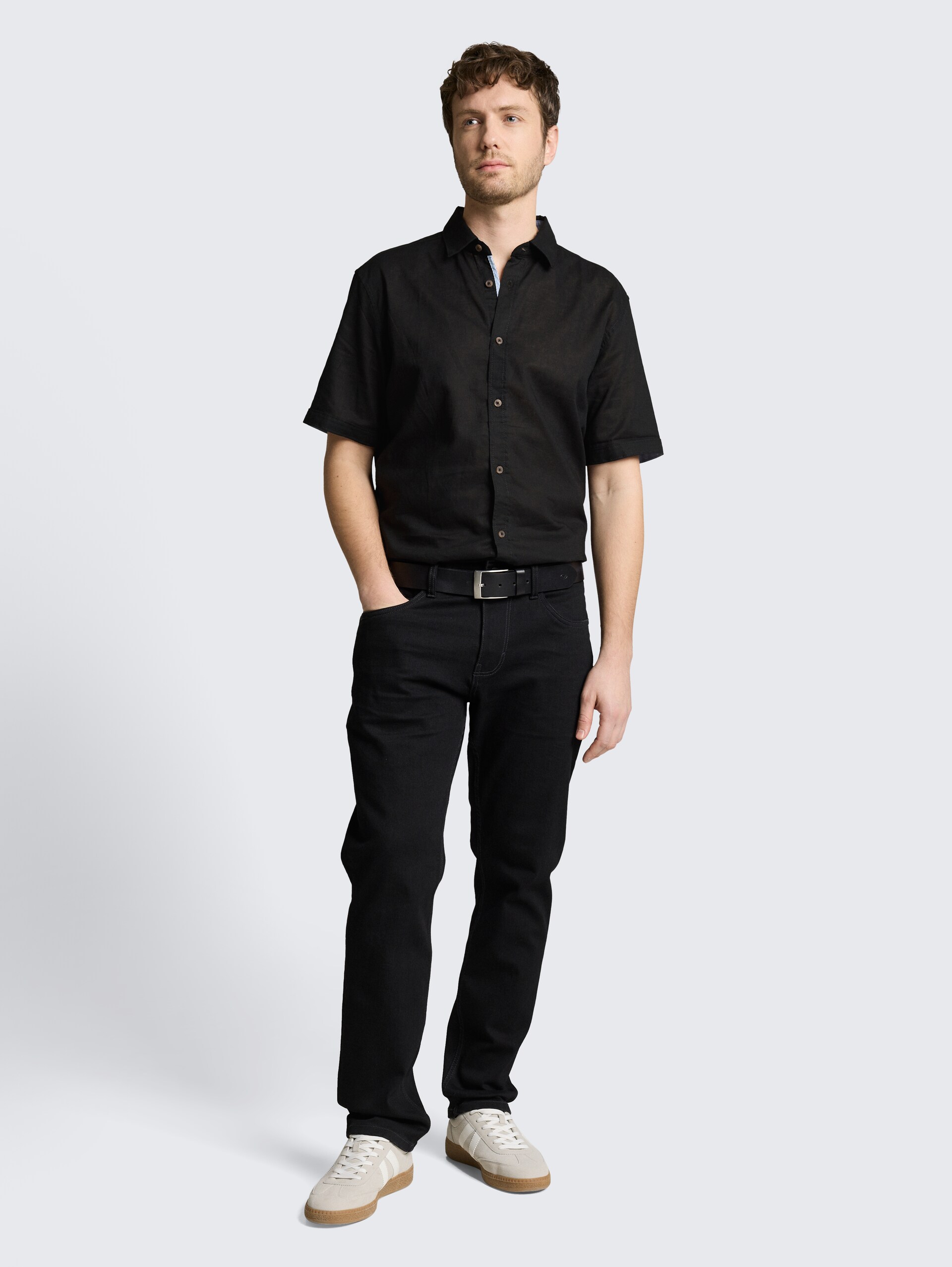 Chemise à manches courtes coupe regular avec un mélange de lin - Black - Vue de face du modèle
