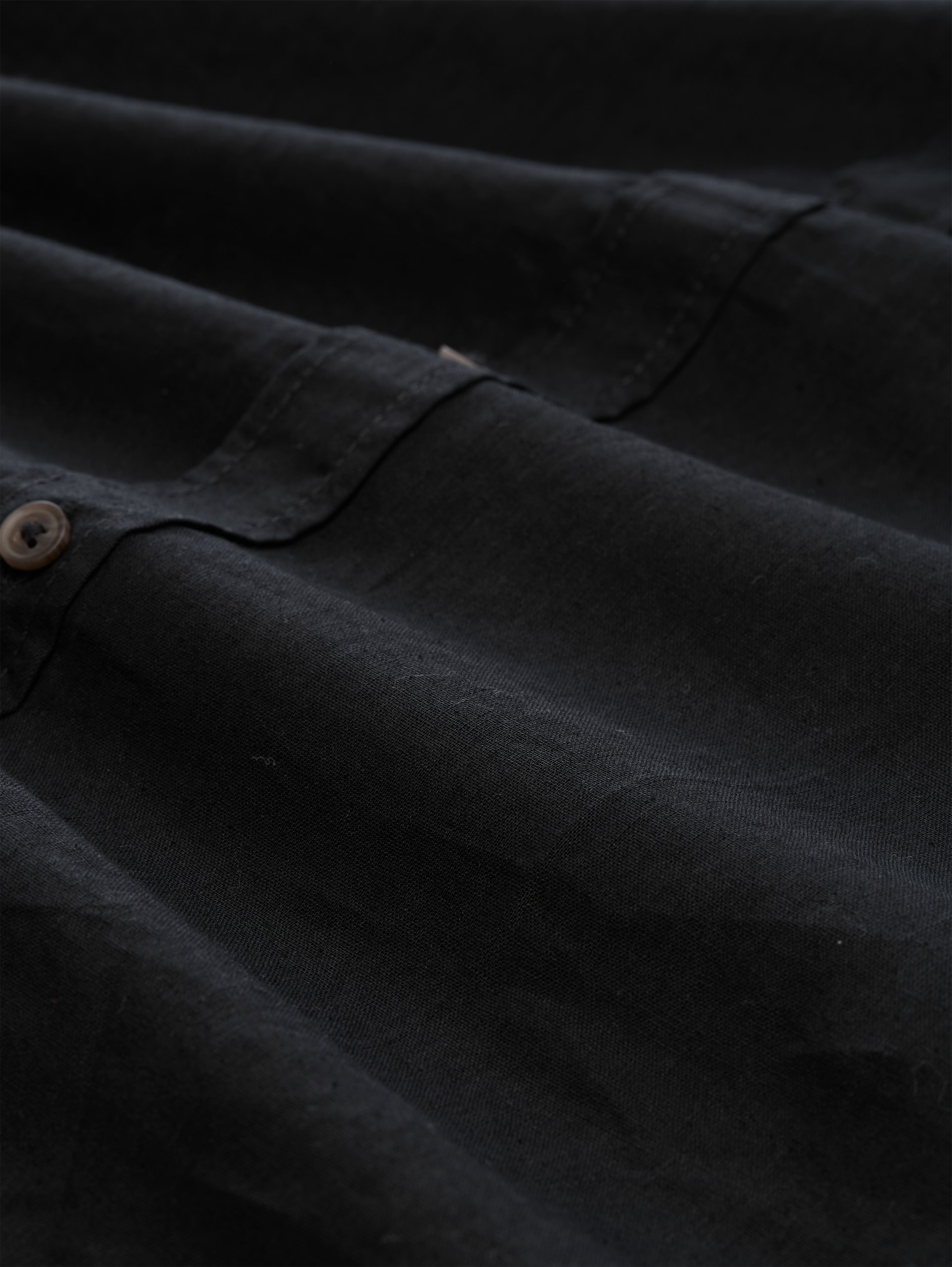 Chemise à manches courtes coupe regular avec un mélange de lin - Black - Vue de la matière