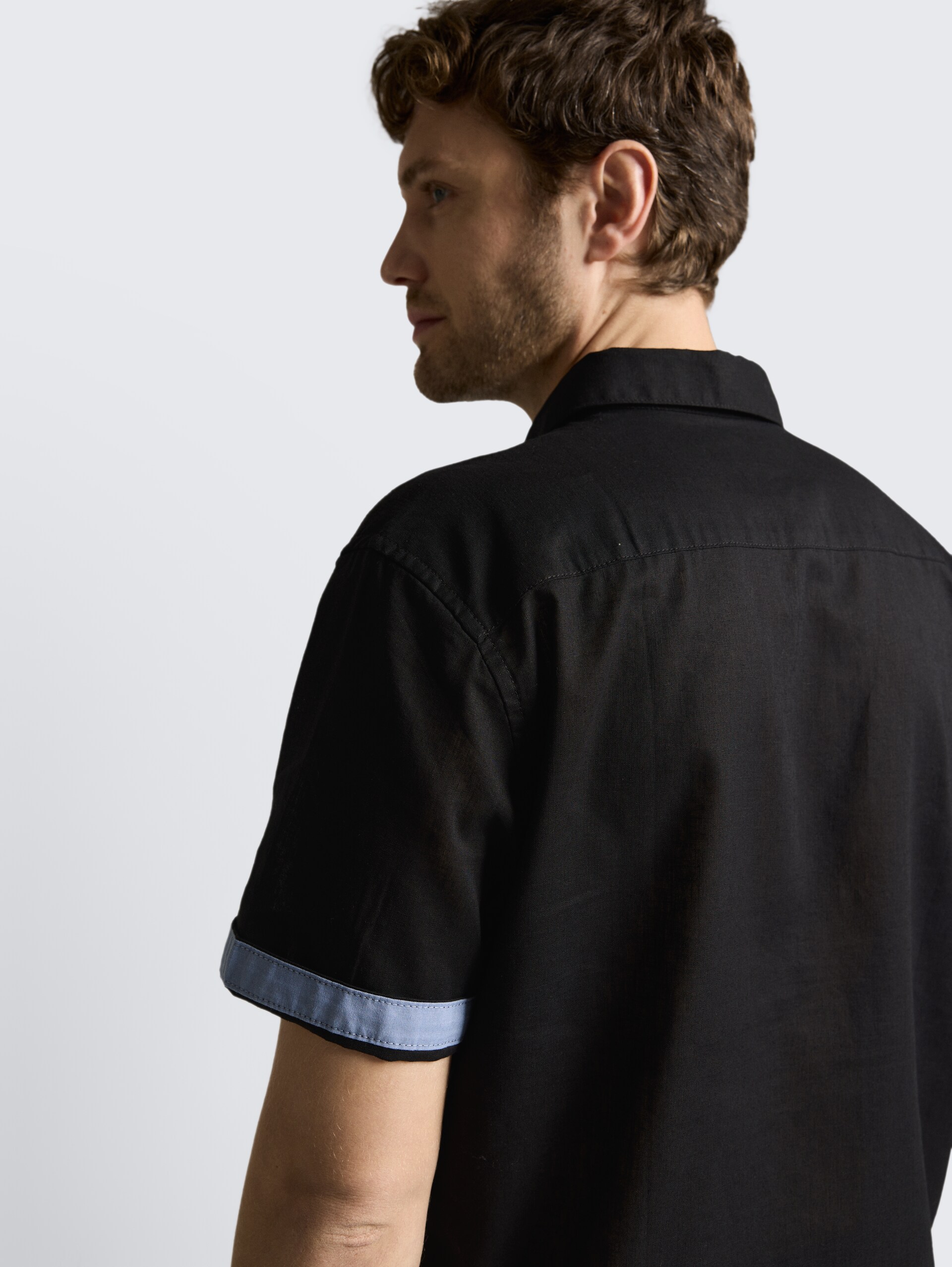Chemise à manches courtes coupe regular avec un mélange de lin - Black - Vue détaillée du modèle