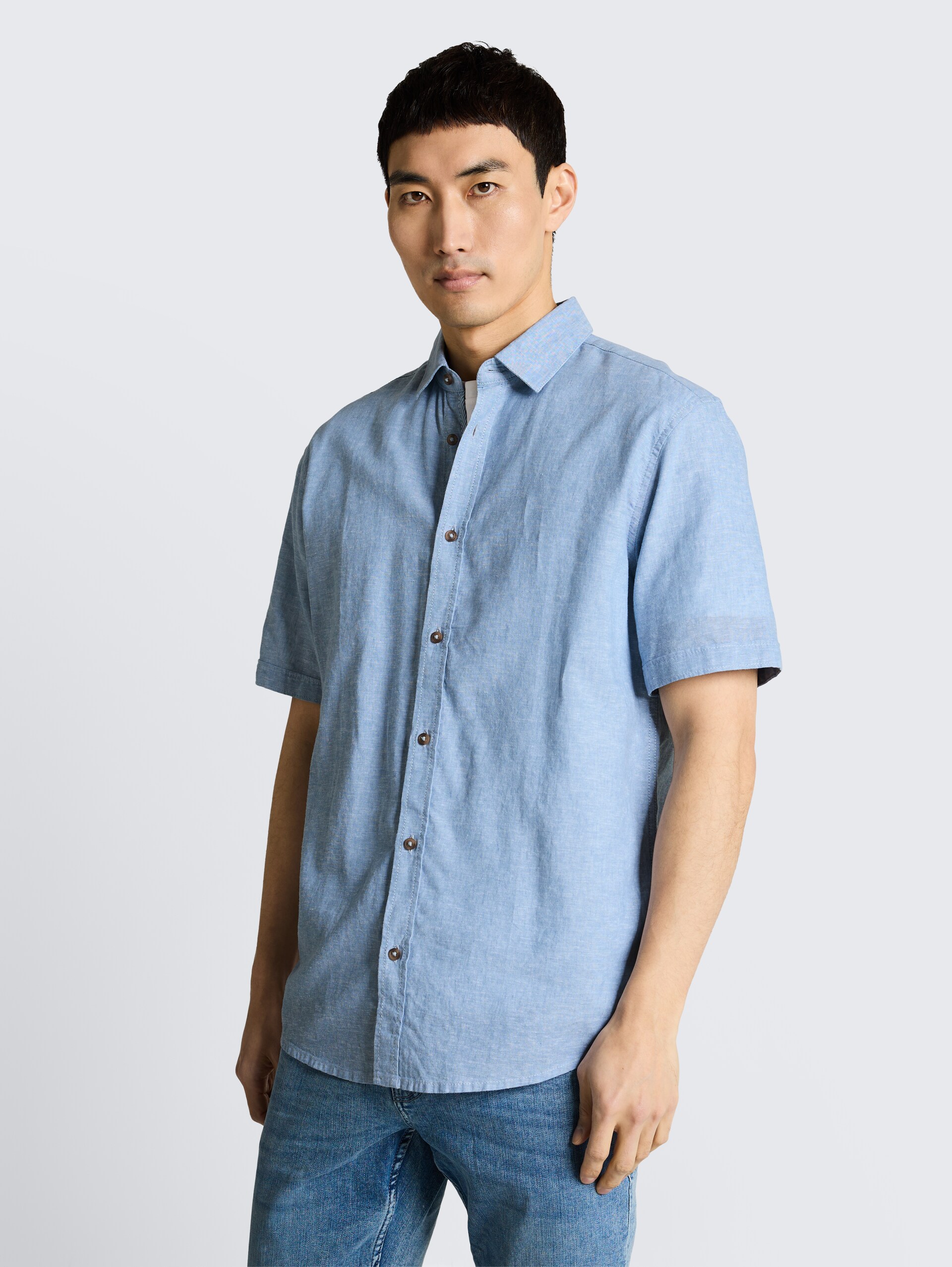 Chemise à manches courtes coupe regular avec un mélange de lin - bleeched blue chambray - Découpe Vue de face du modèle