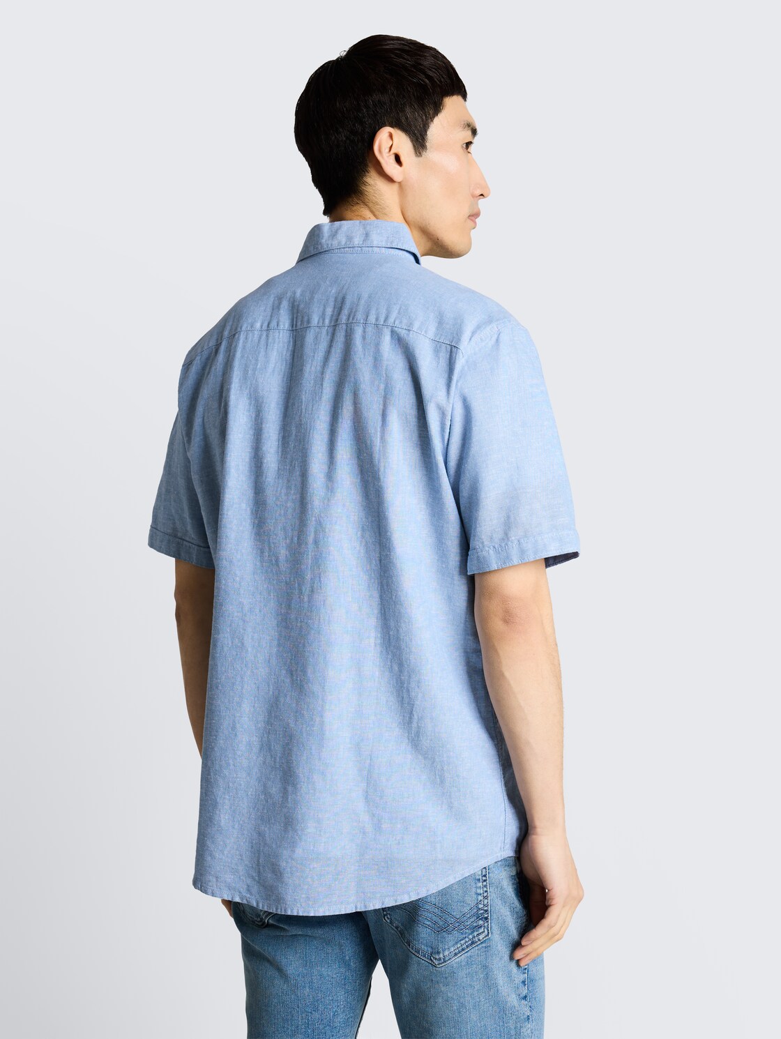 Regular Fit Kurzarmhemd mit Leinenanteil - bleeched blue chambray - Auschnitt Model-Rückansicht