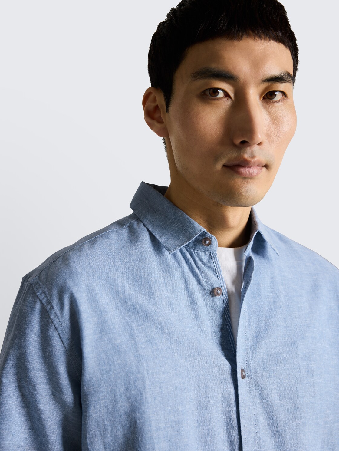 Regular Fit Kurzarmhemd mit Leinenanteil - bleeched blue chambray - Detail-Model-Ansicht