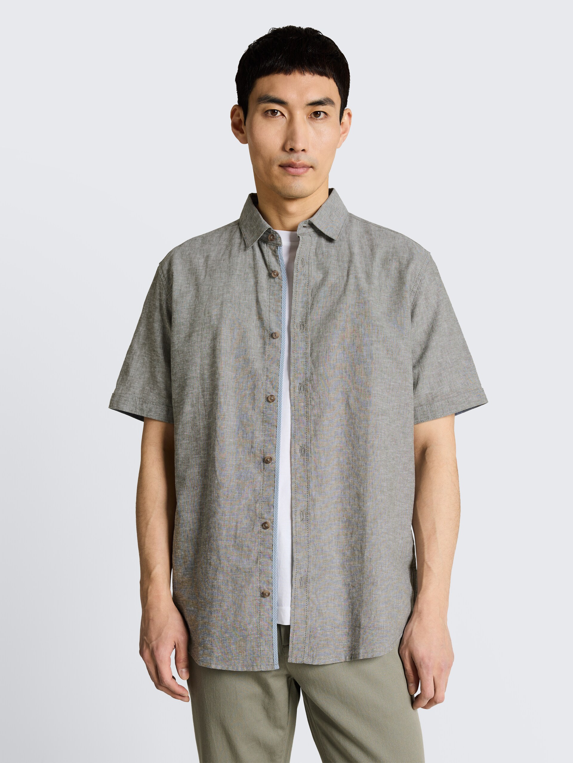 Chemise à manches courtes coupe regular avec un mélange de lin - faded leaf green chambray - Découpe Vue de face du modèle