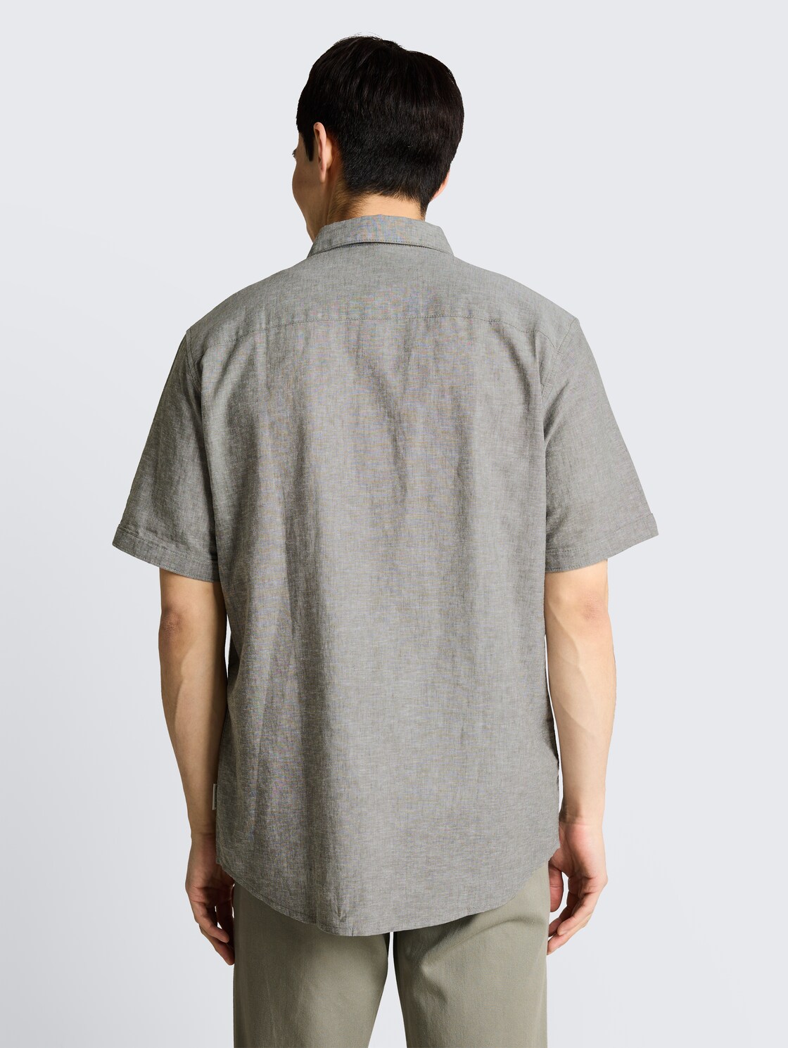 Regular fit overhemd met korte mouwen en linnen - faded leaf green chambray - Neklijn model-achteraanzicht
