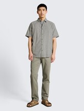 Regular Fit Kurzarmhemd mit Leinenanteil - faded leaf green chambray - Model-Vorderansicht