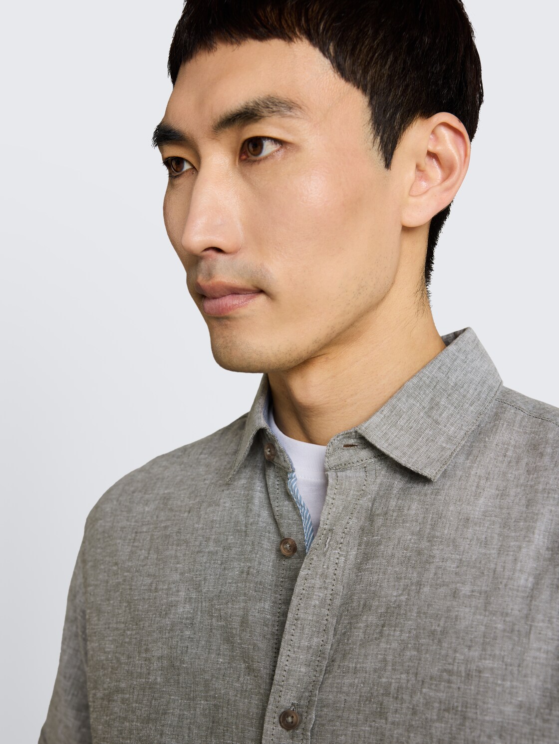 Regular fit overhemd met korte mouwen en linnen - faded leaf green chambray - Detailaanzicht model