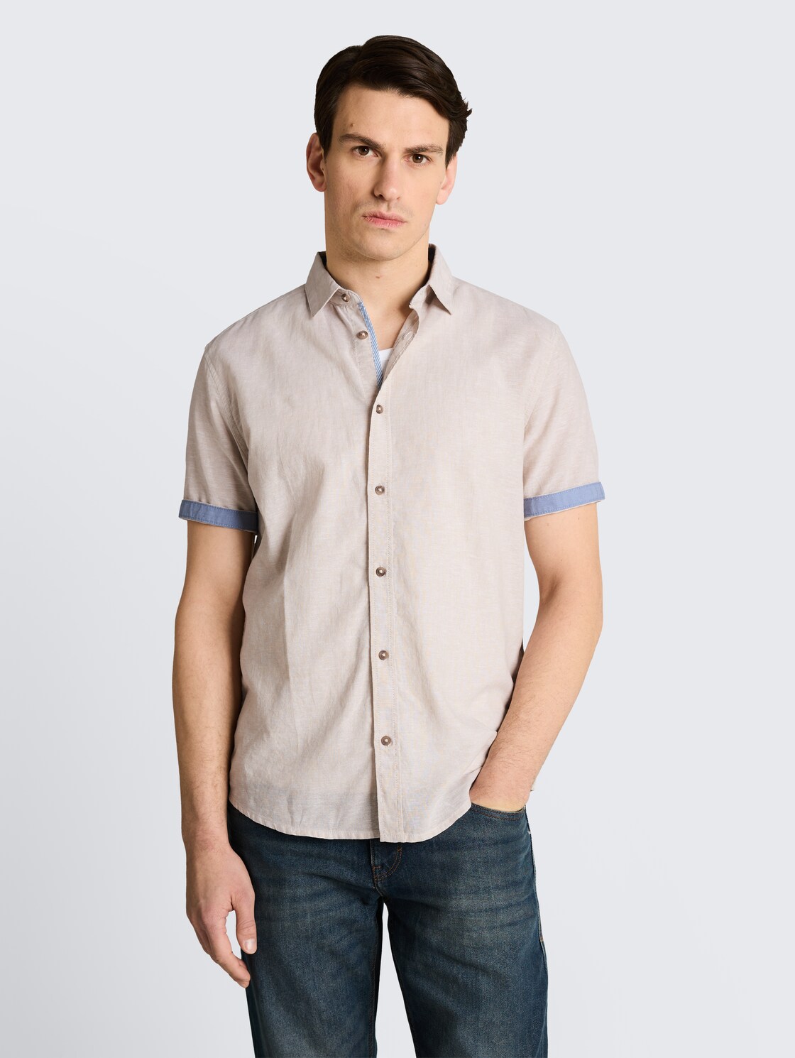 Regular fit overhemd met korte mouwen en linnen - cashew beige chambray - Nek model vooraanzicht