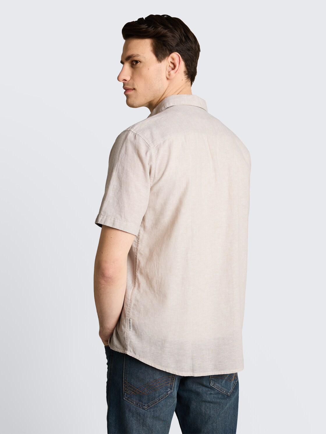 Regular fit overhemd met korte mouwen en linnen - cashew beige chambray - Neklijn model-achteraanzicht