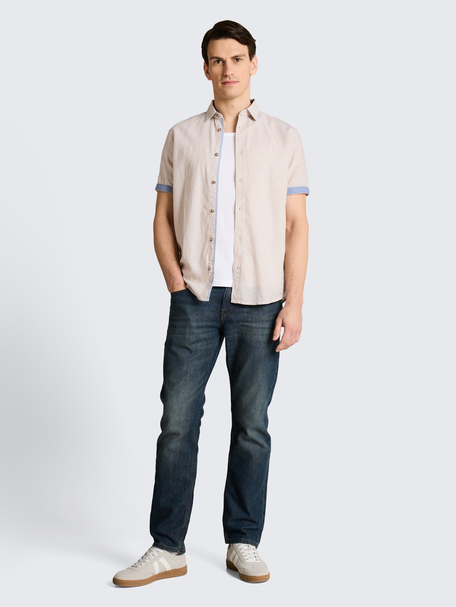Chemise à manches courtes coupe regular avec un mélange de lin - cashew beige chambray - Vue de face du modèle