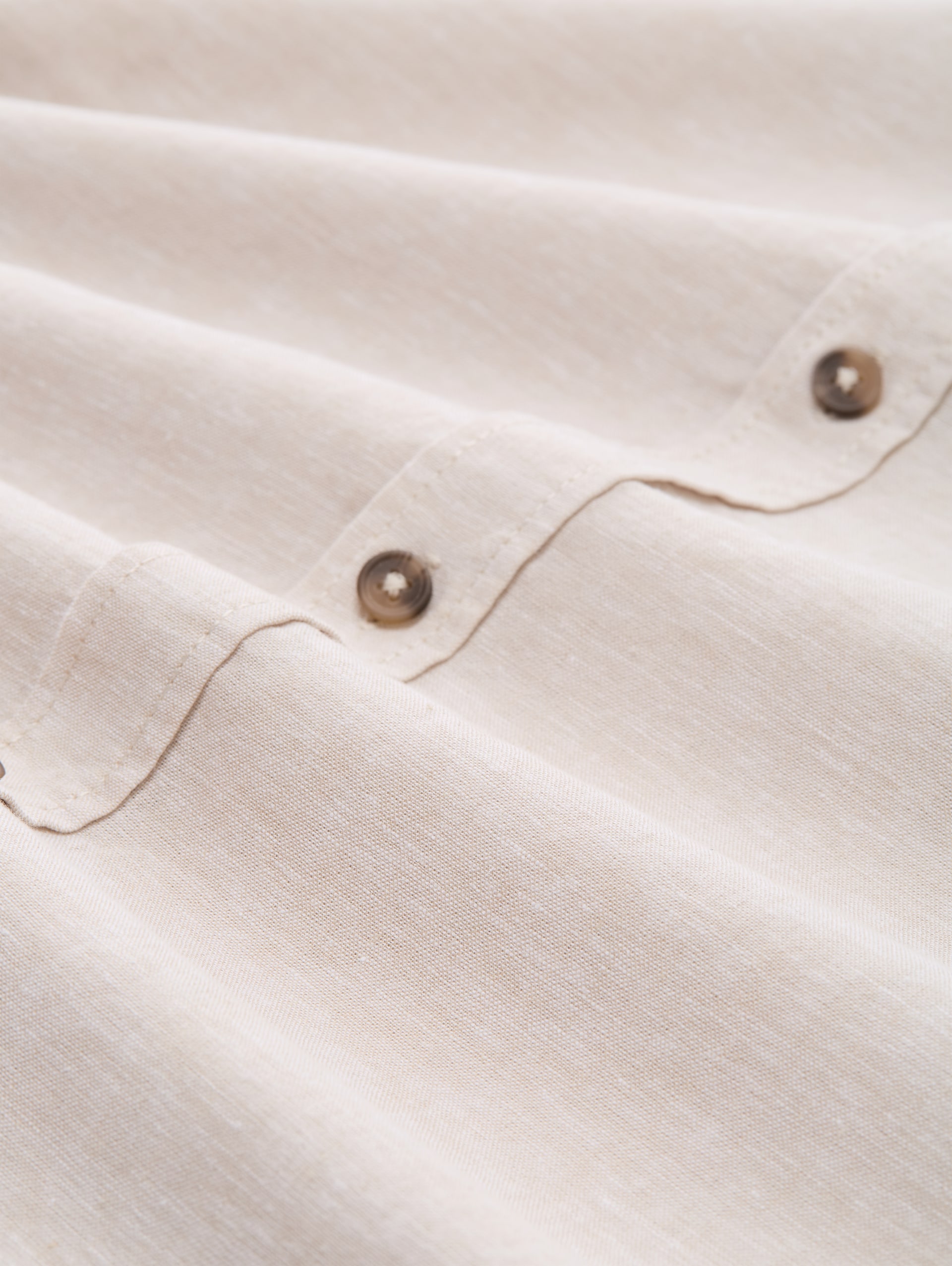 Chemise à manches courtes coupe regular avec un mélange de lin - cashew beige chambray - Vue de la matière