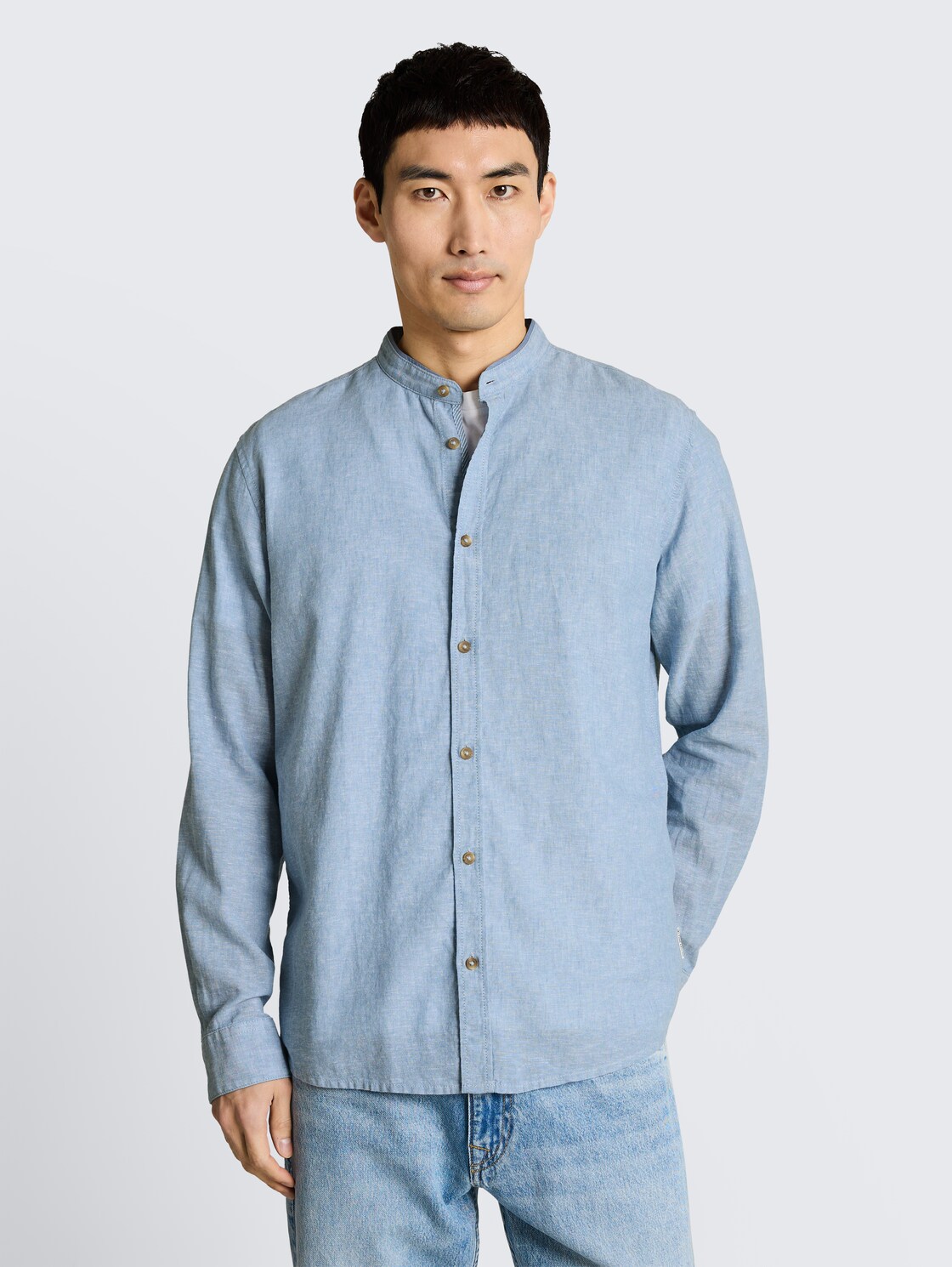 Regular Fit Hemd mit Leinenanteil - bleeched blue chambray - Ausschnitt Model-Vorderansicht