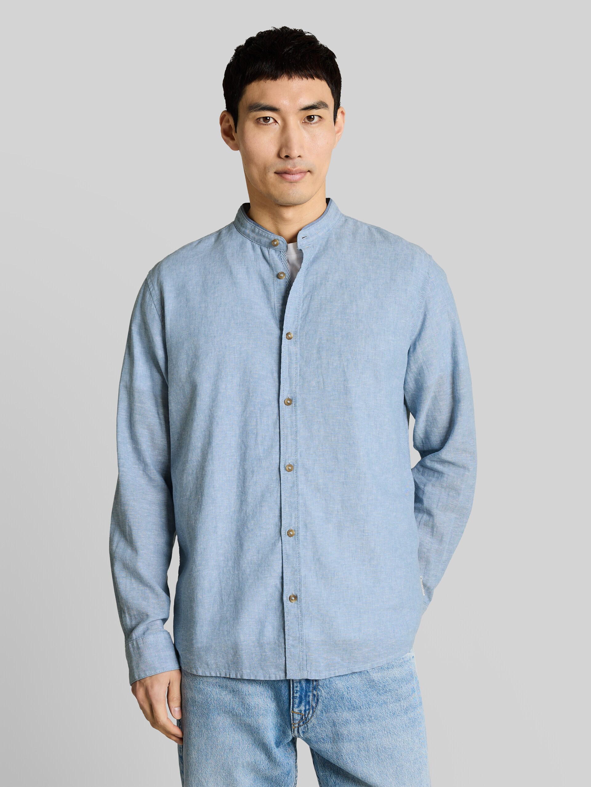 Regular fit shirt with linen blend - bleeched blue chambray - Neckline model front view