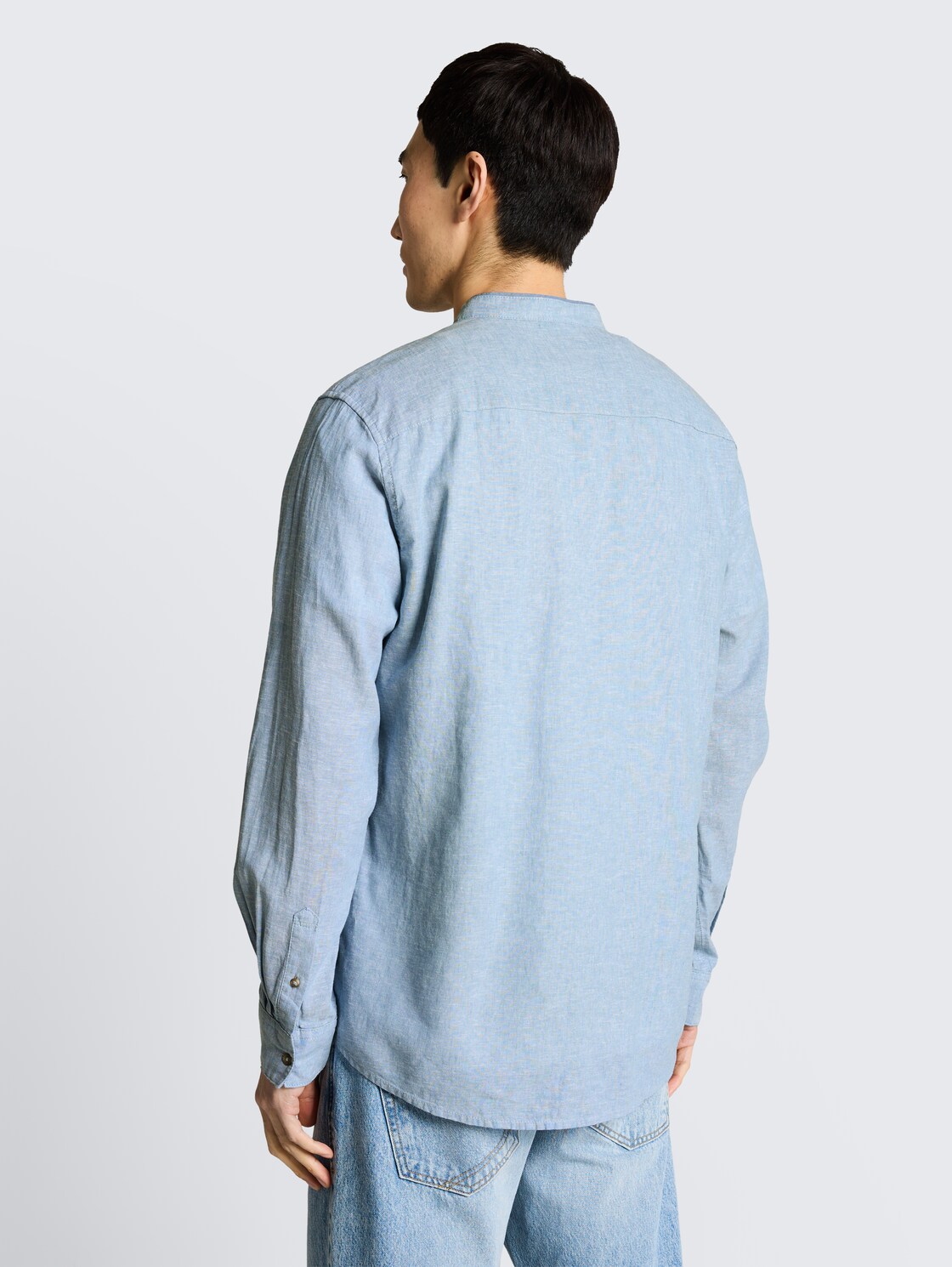 Regular Fit Hemd mit Leinenanteil - bleeched blue chambray - Auschnitt Model-Rückansicht