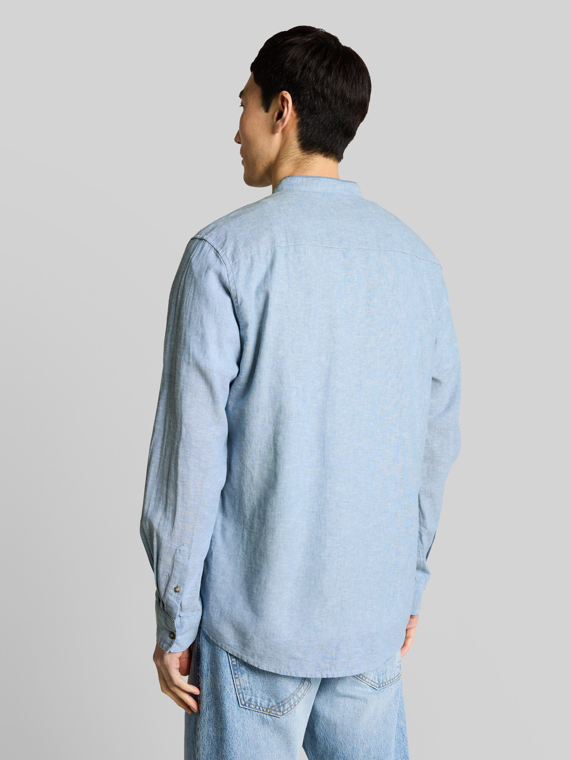 Regular fit shirt with linen blend - bleeched blue chambray - Neckline model-back view