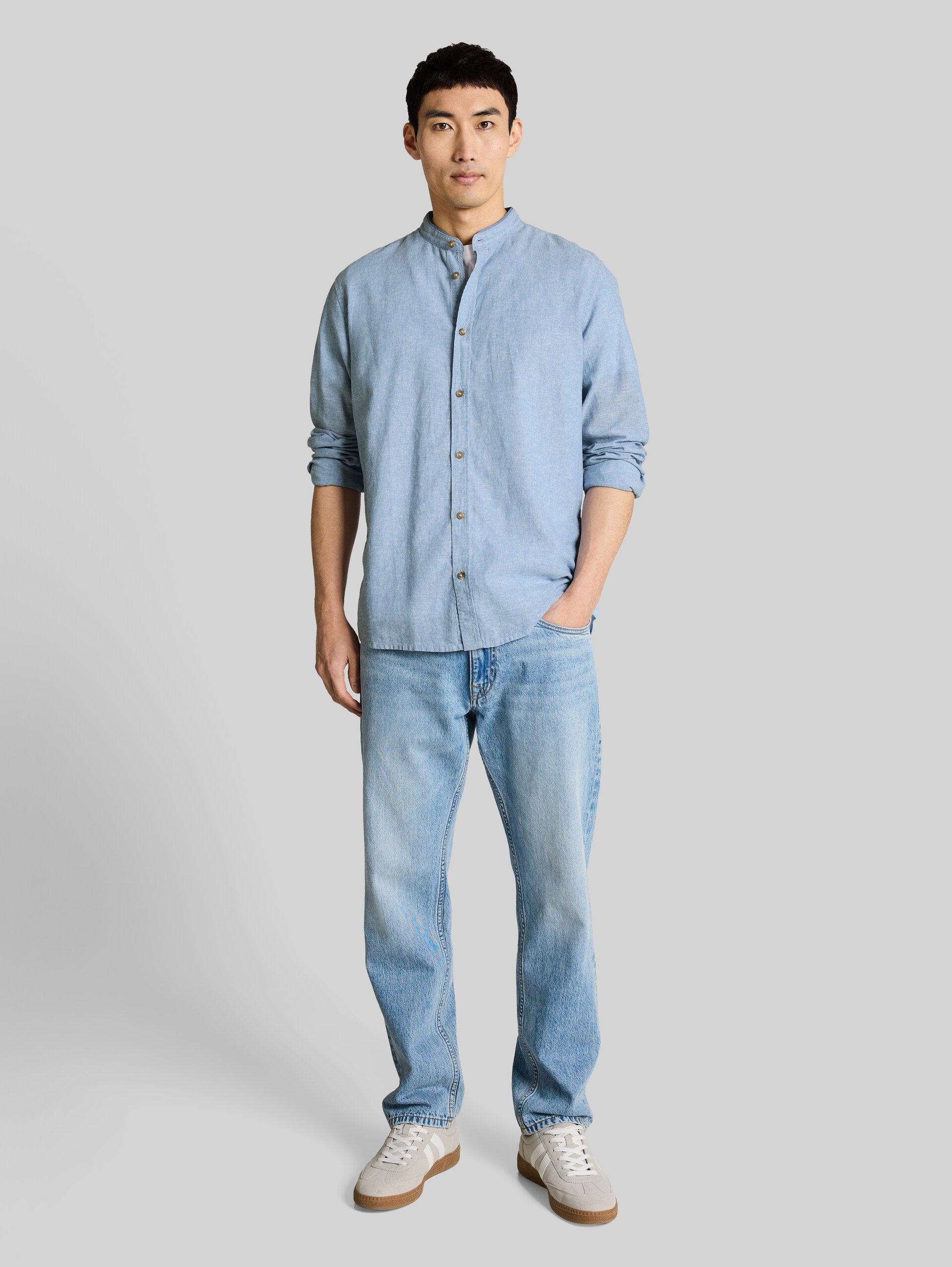 Regular fit shirt with linen blend - bleeched blue chambray - Model front view