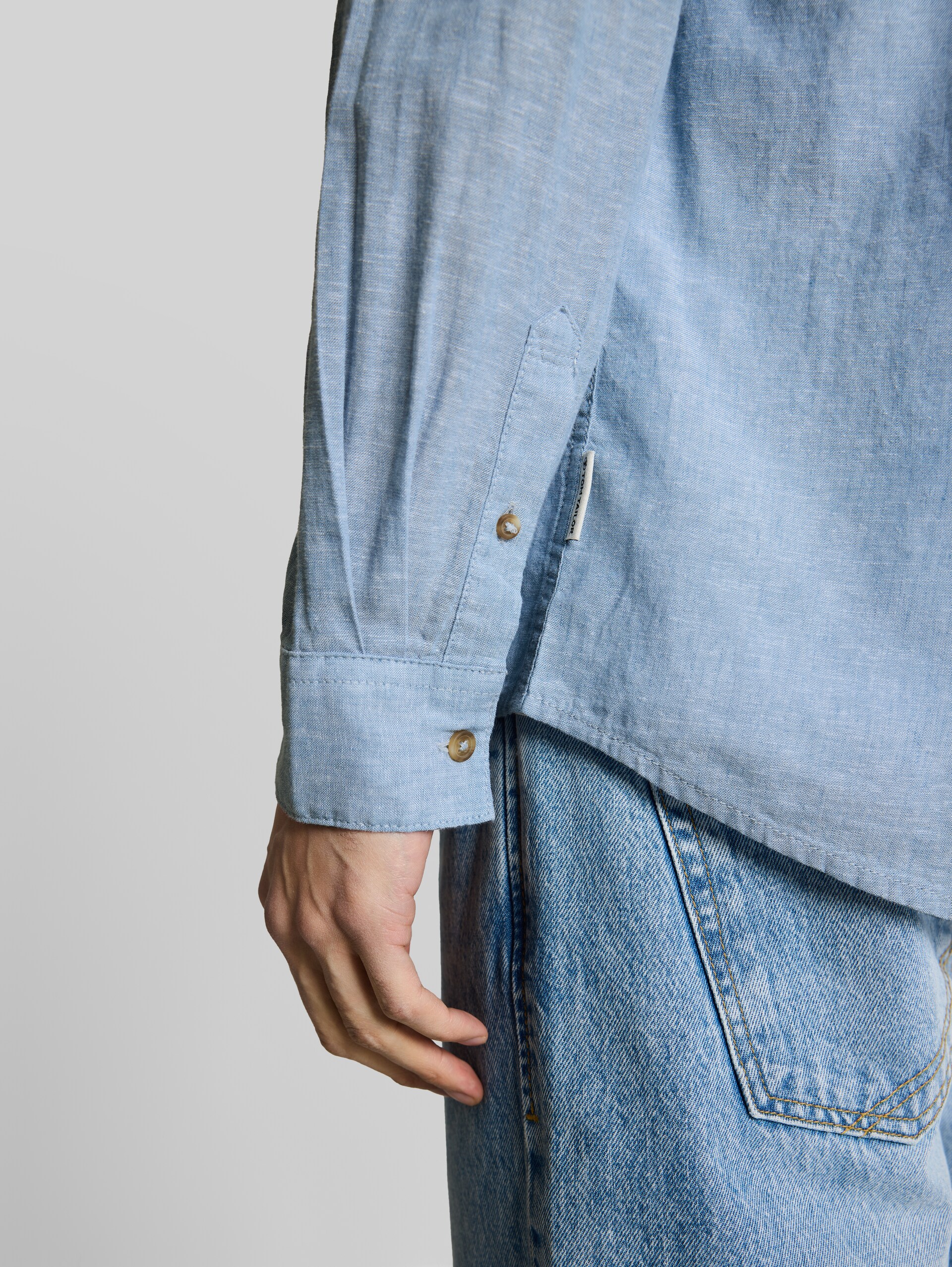 Regular fit shirt with linen blend - bleeched blue chambray - Detail model view
