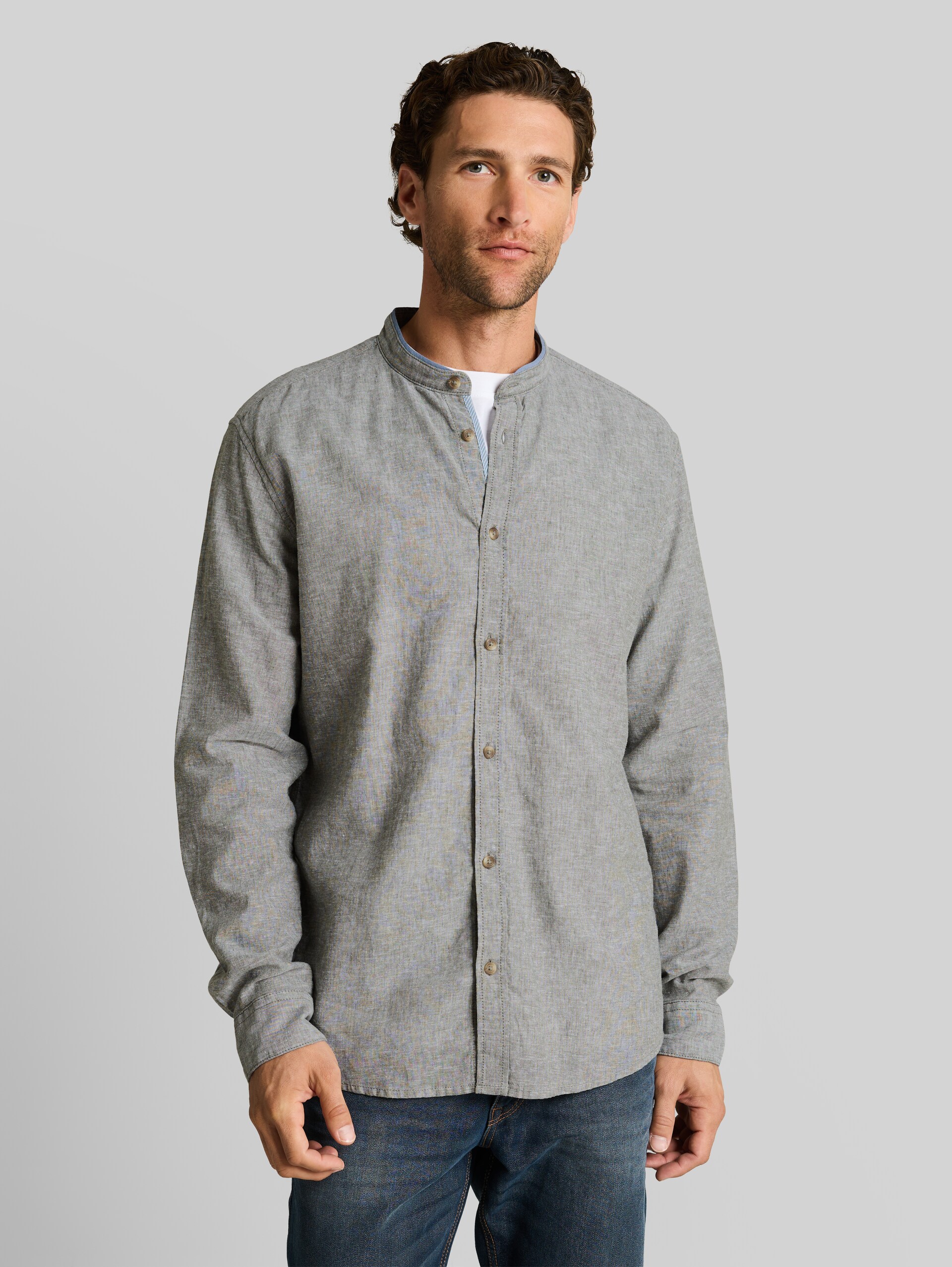 Chemise coupe classique avec mélange de lin - faded leaf green chambray - Découpe Vue de face du modèle