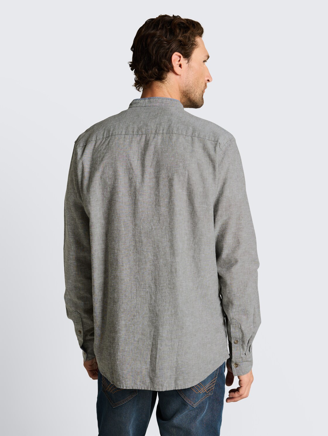 Regular Fit Hemd mit Leinenanteil - faded leaf green chambray - Auschnitt Model-Rückansicht