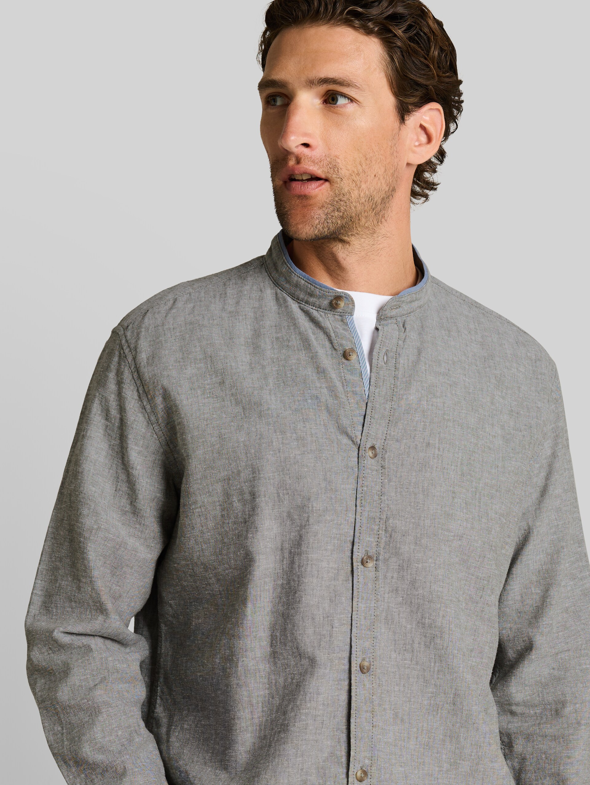 Chemise coupe classique avec mélange de lin - faded leaf green chambray - Vue détaillée du modèle