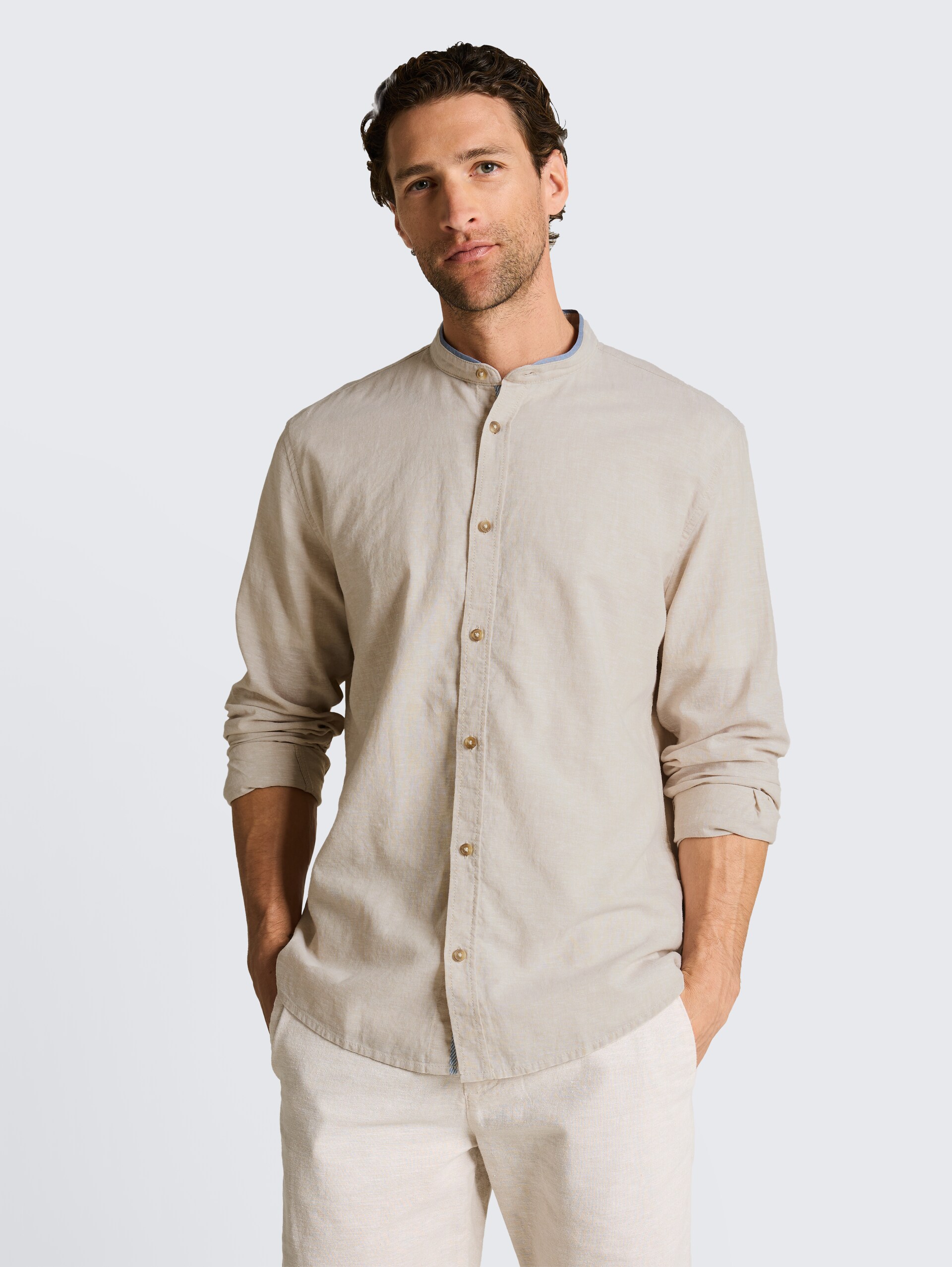 Regular Fit Hemd mit Leinenanteil - cashew beige chambray - Ausschnitt Model-Vorderansicht