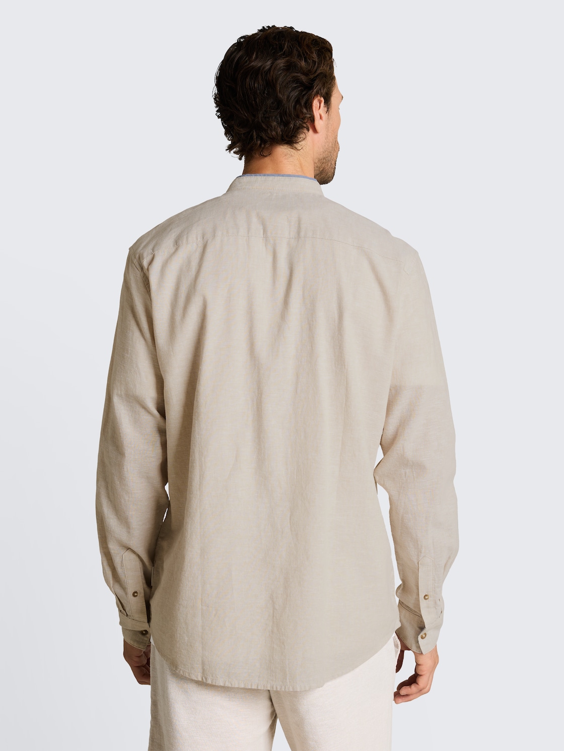 Regular Fit Hemd mit Leinenanteil - cashew beige chambray - Auschnitt Model-Rückansicht