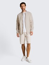 Overhemd met normale pasvorm en linnenmix - cashew beige chambray - Model vooraanzicht